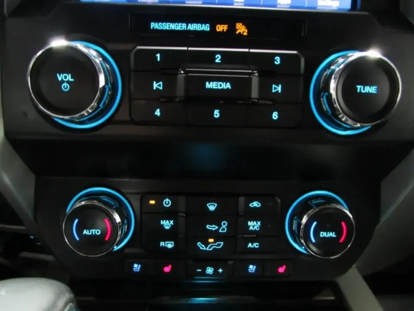 2019 /Black Ford F-150 Lariat (1FTEW1E40KK) with an 3.5L V6 TURBO engine, 6A transmission, located at 12836 Highway 21, De Soto, MO, 63020, (636) 337-7777, 38.151867, -90.575615 - **Unleash Your Adventures with the 2019 Ford F-150 at Pettus Ford De Soto!** <br /> <br /> Are you ready to elevate your lifestyle with a vehicle that perfectly blends capability and comfort? Look no further than this rugged 2019 Ford F-150, available now at Pettus Ford De Soto. Whether you're haul - Photo#30