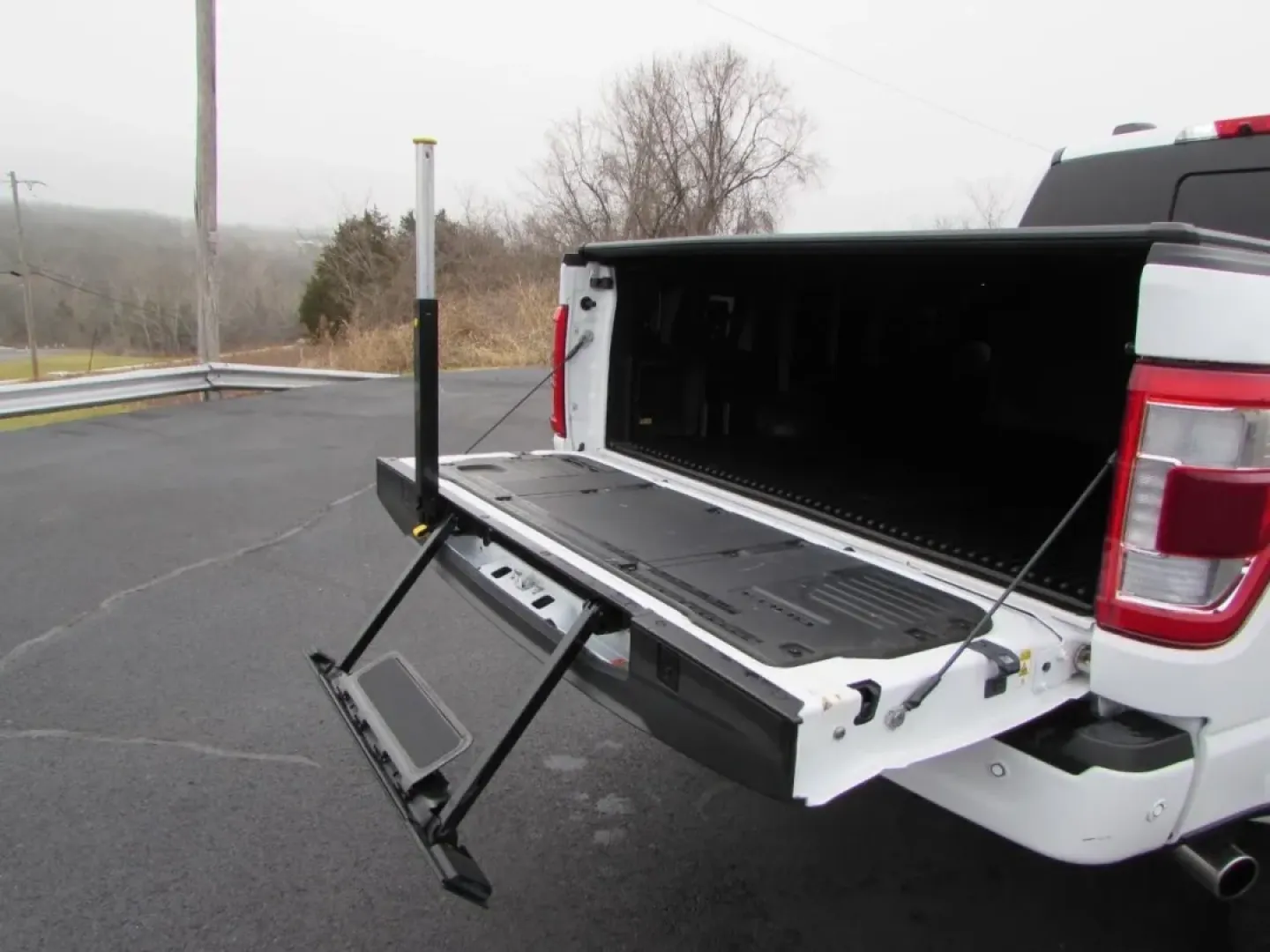 2022 /Black Ford F-150 Lariat (1FTFW1E86NF) with an Other engine, located at 12836 Highway 21, De Soto, MO, 63020, (636) 337-7777, 38.151867, -90.575615 - **Discover Your Next Adventure with the 2022 Ford F-150 at Pettus Ford De Soto!**<br /> <br /> Are you ready to elevate your lifestyle with a vehicle that can keep up with your adventurous spirit? The 2022 Ford F-150, available now at Pettus Ford De Soto, is the perfect blend of rugged capability an - Photo#15