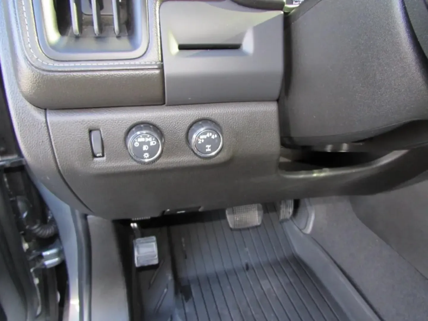 2022 /Black GMC Canyon Elevation (1GTG6CEN7N1) with an 3.6L V6 DOHC 24V engine, 6A transmission, located at 12836 Highway 21, De Soto, MO, 63020, (636) 337-7777, 38.151867, -90.575615 - **Elevate Your Adventures with the 2022 GMC Canyon 4WD Elevation Crew Cab!** <br /> <br /> Are you ready to take on your next weekend adventure or give your growing family the spacious ride they deserve? Look no further than the 2022 GMC Canyon 4WD Elevation Crew Cab available now at Pettus Ford De - Photo#16