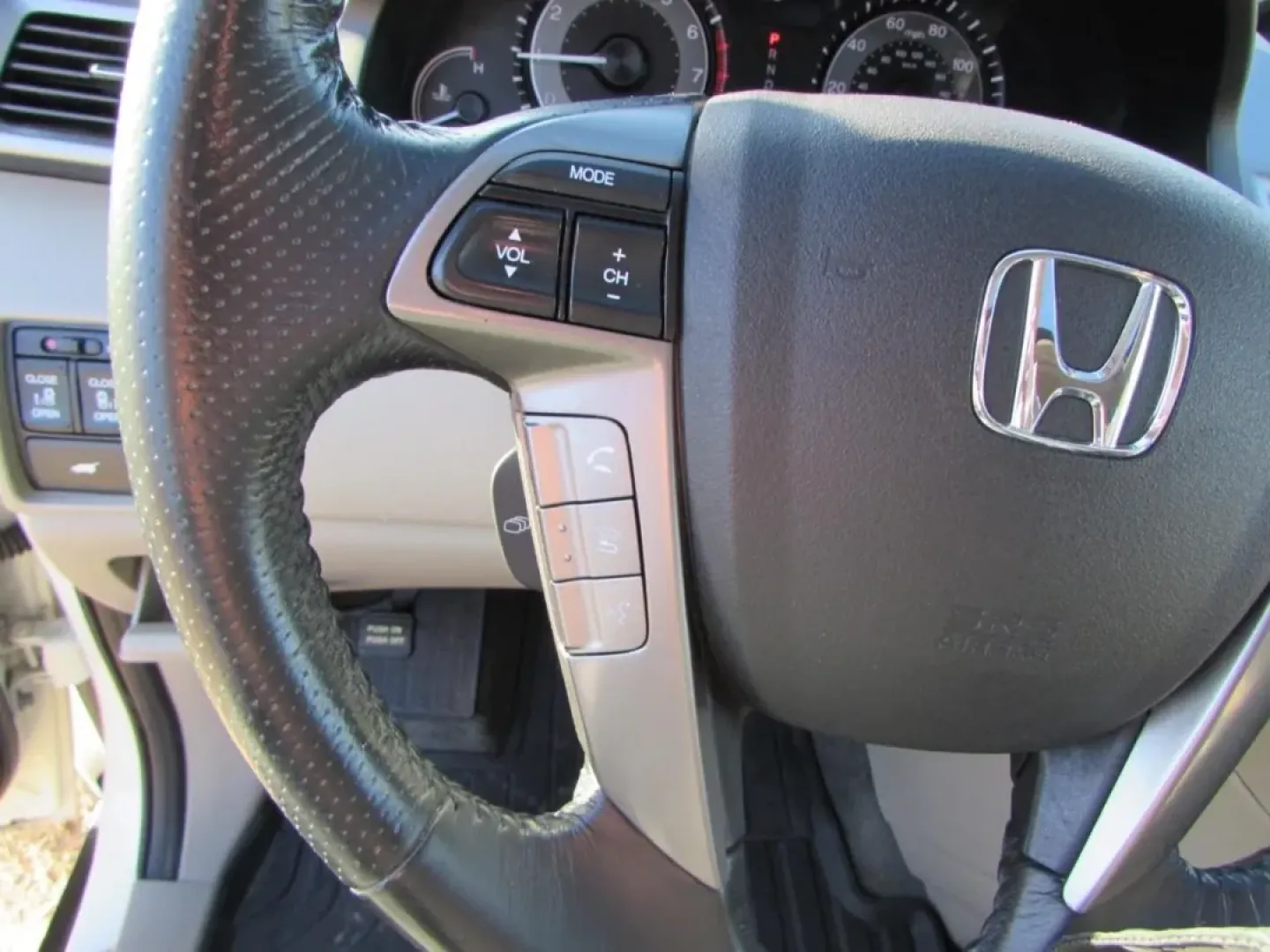 2016 /Beige Leather Honda Odyssey EX-L (5FNRL5H60GB) with an 3.5L V6 SOHC 24-Valve i-VTEC engine, Automatic transmission, located at 12836 Highway 21, De Soto, MO, 63020, (636) 337-7777, 38.151867, -90.575615 - Are you ready for seamless family adventures or a comfortable ride to work? Look no further than the 2016 Honda Odyssey EX-L, a minivan that perfectly balances style, comfort, and practicality. At Pettus Ford De Soto, located at 12836 Missouri Hwy 21, De Soto, MO, we pride ourselves on offering qual - Photo#18