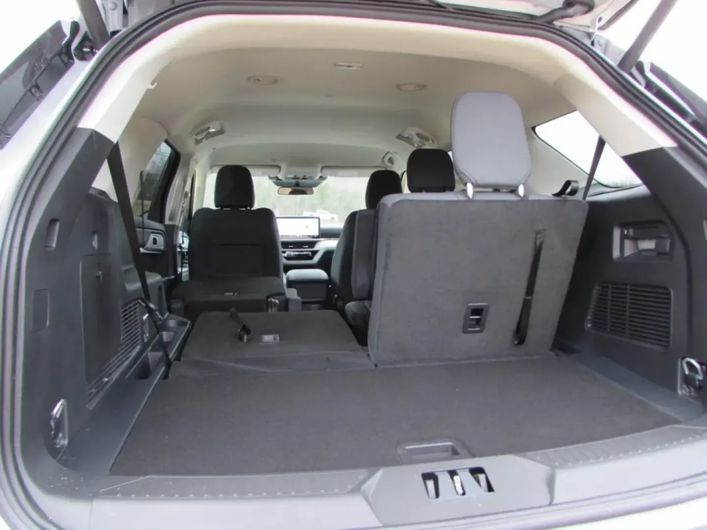 2026 /Ultra Dark Space Gray Ford Explorer Active (1FMUK8DH3TG) with an 2.3L EcoBoost I-4 engine, Automatic transmission, located at 12836 Highway 21, De Soto, MO, 63020, (636) 337-7777, 38.151867, -90.575615 - Introducing the 2026 Ford Explorer Active-a versatile SUV designed for adventurous families and weekend warriors alike! Whether you're planning a road trip to the scenic Meramec Caverns or just navigating the weekday hustle around De Soto, MO, this vehicle is the perfect companion. With its spacious - Photo#32