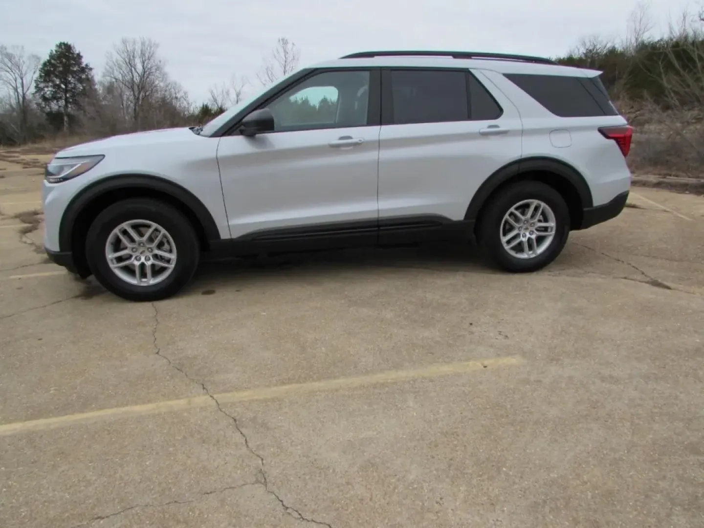 2026 /Ultra Dark Space Gray Ford Explorer Active (1FMUK8DH3TG) with an 2.3L EcoBoost I-4 engine, Automatic transmission, located at 12836 Highway 21, De Soto, MO, 63020, (636) 337-7777, 38.151867, -90.575615 - Introducing the 2026 Ford Explorer Active-a versatile SUV designed for adventurous families and weekend warriors alike! Whether you're planning a road trip to the scenic Meramec Caverns or just navigating the weekday hustle around De Soto, MO, this vehicle is the perfect companion. With its spacious - Photo#3
