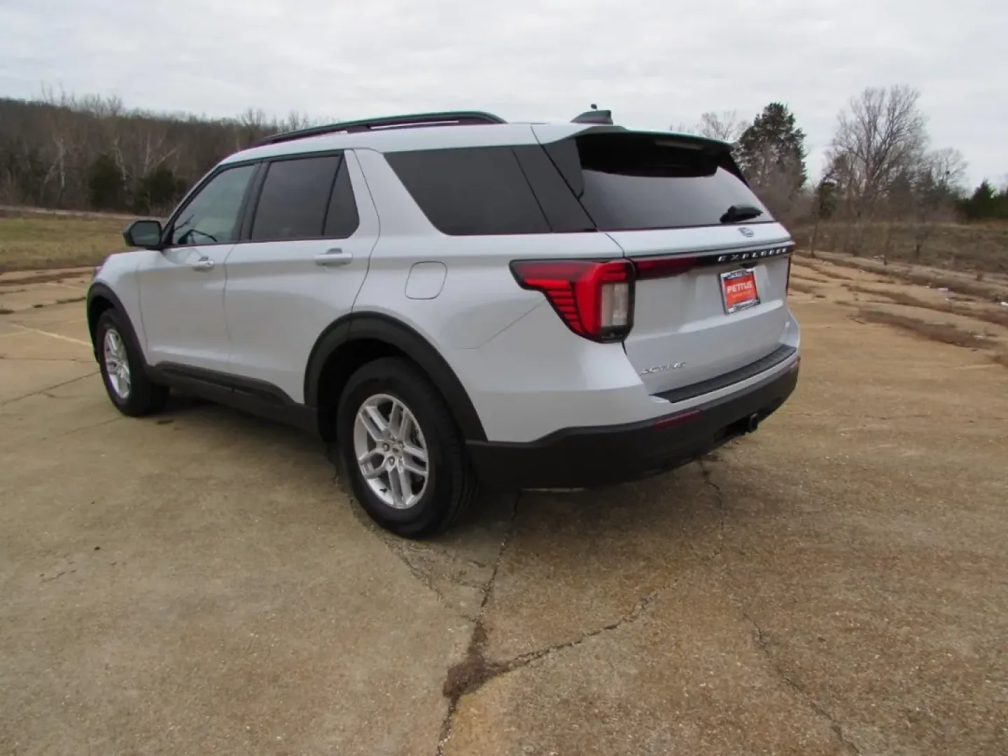 2026 /Ultra Dark Space Gray Ford Explorer Active (1FMUK8DH3TG) with an 2.3L EcoBoost I-4 engine, Automatic transmission, located at 12836 Highway 21, De Soto, MO, 63020, (636) 337-7777, 38.151867, -90.575615 - Introducing the 2026 Ford Explorer Active-a versatile SUV designed for adventurous families and weekend warriors alike! Whether you're planning a road trip to the scenic Meramec Caverns or just navigating the weekday hustle around De Soto, MO, this vehicle is the perfect companion. With its spacious - Photo#4