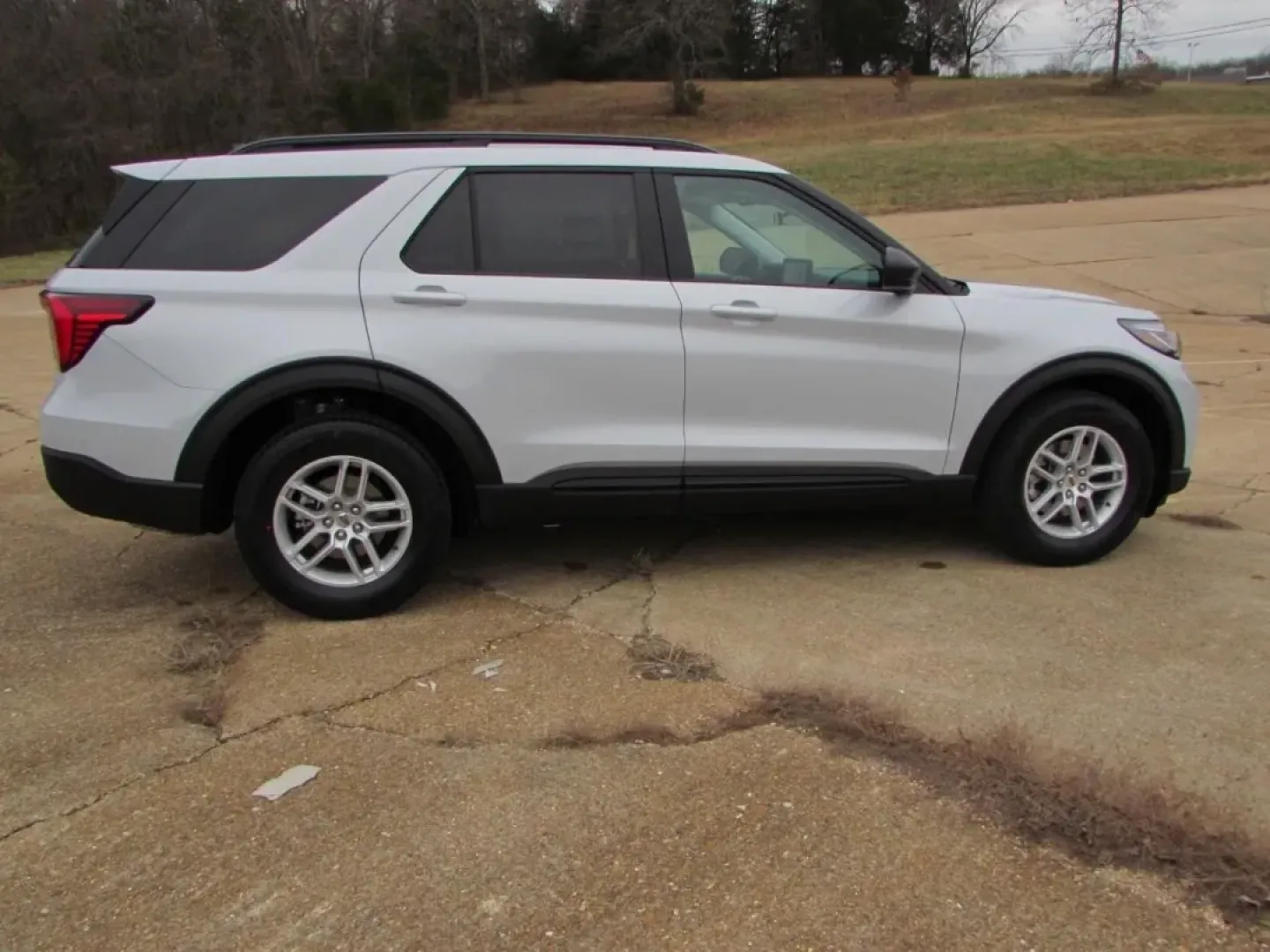 2026 /Ultra Dark Space Gray Ford Explorer Active (1FMUK8DH3TG) with an 2.3L EcoBoost I-4 engine, Automatic transmission, located at 12836 Highway 21, De Soto, MO, 63020, (636) 337-7777, 38.151867, -90.575615 - Introducing the 2026 Ford Explorer Active-a versatile SUV designed for adventurous families and weekend warriors alike! Whether you're planning a road trip to the scenic Meramec Caverns or just navigating the weekday hustle around De Soto, MO, this vehicle is the perfect companion. With its spacious - Photo#7