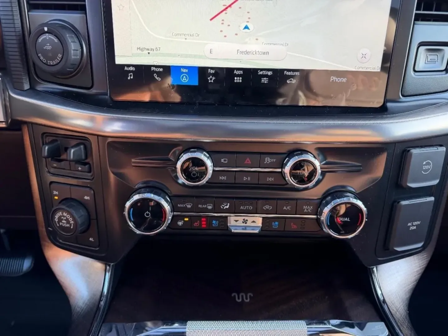 2025 /Java Ford F-150 King Ranch (1FTFW6LD6SF) with an 3.5L V6 Turbocharged engine, located at 12836 Highway 21, De Soto, MO, 63020, (636) 337-7777, 38.151867, -90.575615 - Are you searching for the perfect truck that blends rugged performance with modern convenience? Look no further than the stunning 2025 Ford F-150 King Ranch available right now at Pettus Ford Fredericktown. This exceptional pre-owned vehicle isn't just a truck; it's a lifestyle choice that caters to - Photo#15