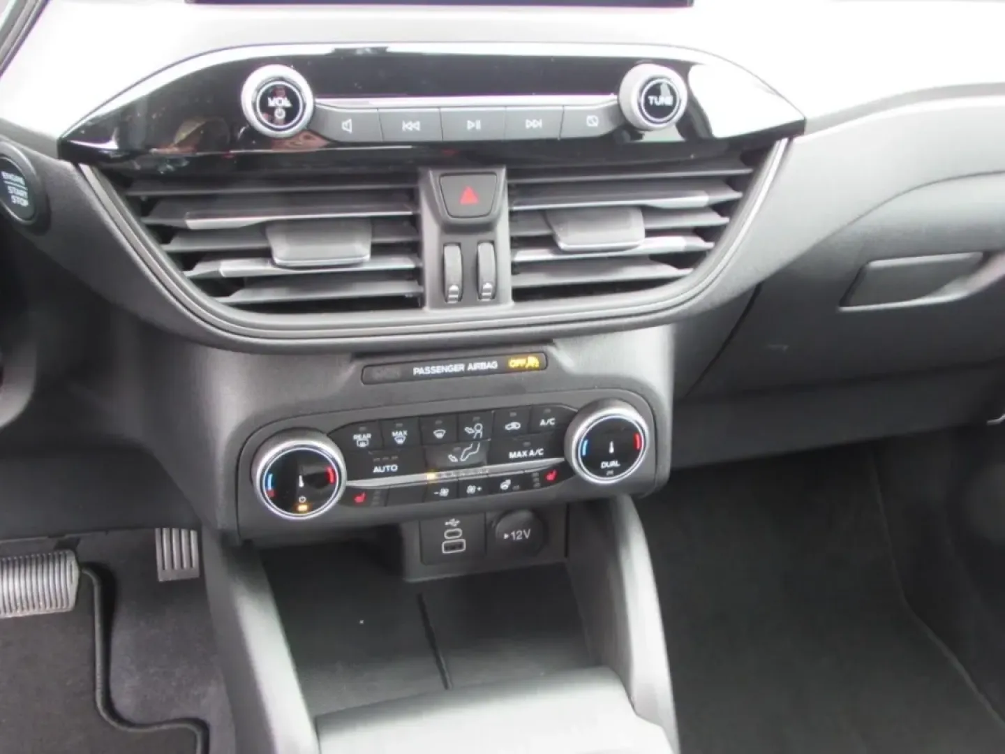 2026 /Ebony Ford Escape Active (1FMCU0GN6TU) with an 1.5L engine, 8A transmission, located at 12836 Highway 21, De Soto, MO, 63020, (636) 337-7777, 38.151867, -90.575615 - **Experience the Perfect Blend of Style and Functionality with the 2026 Ford Escape-Your Ideal SUV for Everyday Adventures!**<br /> <br /> Imagine cruising through the scenic routes of De Soto, MO, in a sleek and stylish SUV that not only turns heads but also delivers exceptional fuel efficiency and - Photo#18