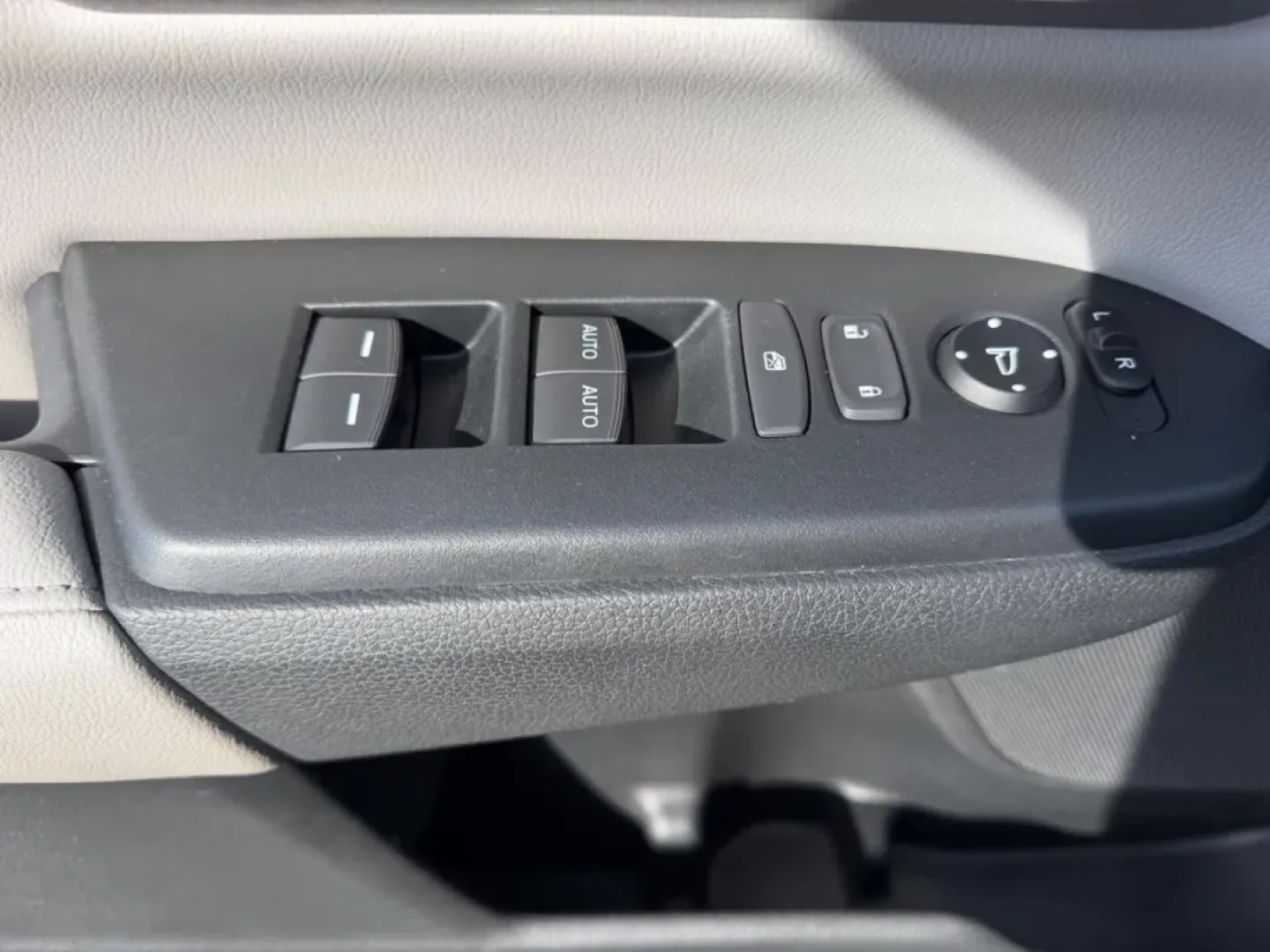 2017 /Gray Leather Honda CR-V EX-L (2HKRW2H84HH) with an 1.5L I-4 16-Valve DOHC engine, Automatic transmission, located at 970 Woodlawn Dr., Farmington, MO, 63640, (573) 431-7800, 37.825642, -90.468674 - **Experience Adventure Every Day with the 2017 Honda CR-V EX-L at Pettus CDJR Farmington!**<br /> <br /> If you're searching for a versatile SUV that perfectly balances style, comfort, and performance, look no further than the 2017 Honda CR-V EX-L, available now at Pettus CDJR Farmington. Whether yo - Photo#19