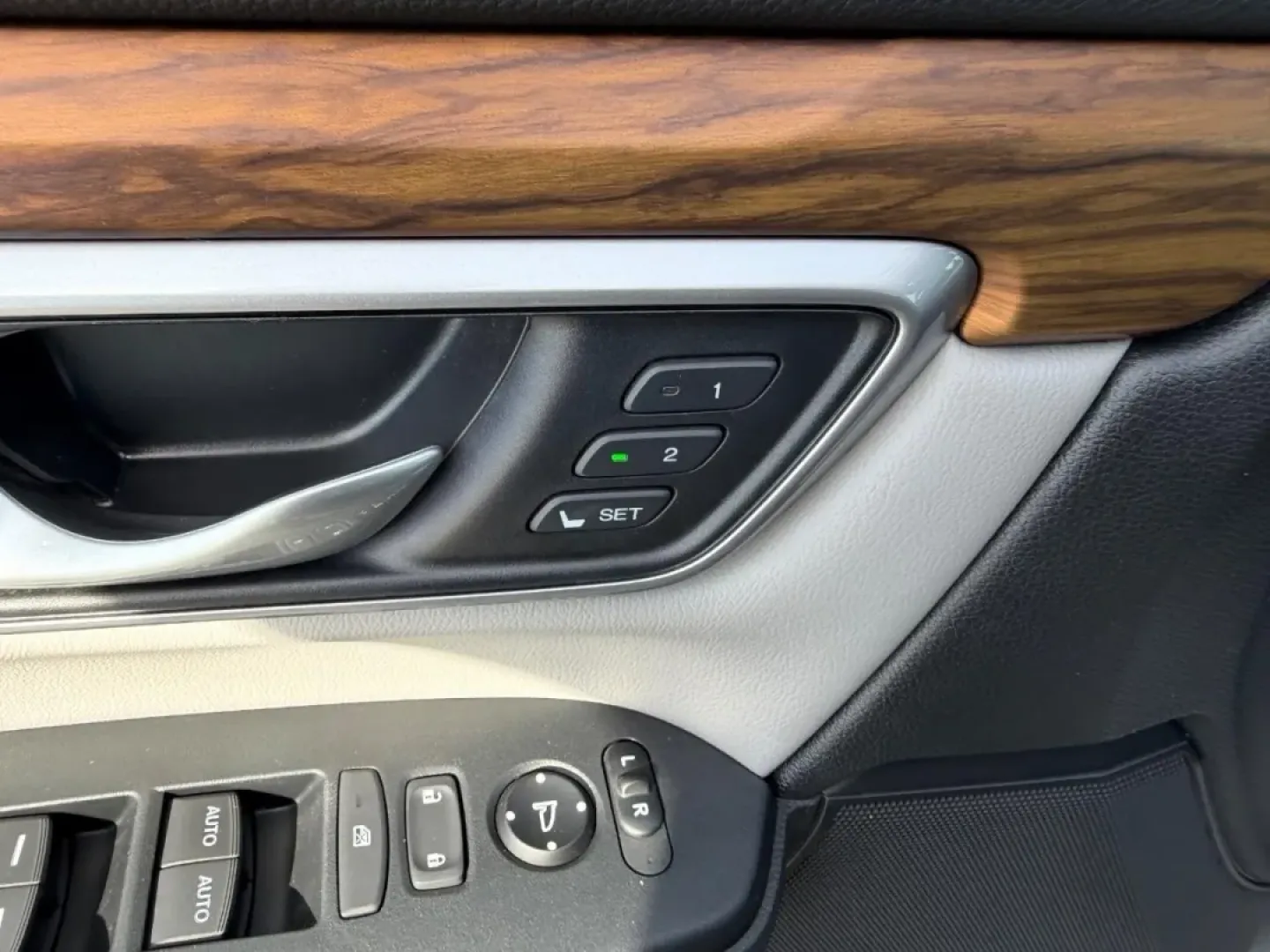 2017 /Gray Leather Honda CR-V EX-L (2HKRW2H84HH) with an 1.5L I-4 16-Valve DOHC engine, Automatic transmission, located at 970 Woodlawn Dr., Farmington, MO, 63640, (573) 431-7800, 37.825642, -90.468674 - **Experience Adventure Every Day with the 2017 Honda CR-V EX-L at Pettus CDJR Farmington!**<br /> <br /> If you're searching for a versatile SUV that perfectly balances style, comfort, and performance, look no further than the 2017 Honda CR-V EX-L, available now at Pettus CDJR Farmington. Whether yo - Photo#20