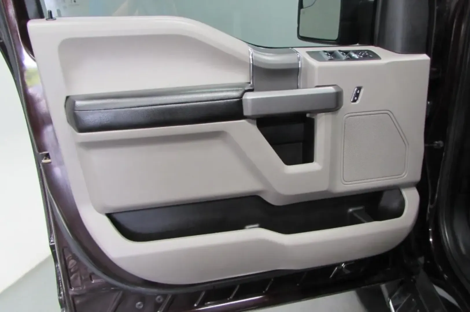 2020 /Medium Earth Gray Cloth Ford F-150 XLT (1FTEW1E55LK) with an Other engine, located at 12836 Highway 21, De Soto, MO, 63020, (636) 337-7777, 38.151867, -90.575615 - Discover the ultimate blend of power, versatility, and comfort with the 2020 Ford F-150, available now at Pettus Ford De Soto. Whether you're navigating the daily grind or embarking on weekend adventures, this truck is designed to elevate your lifestyle. With robust capabilities and a spacious inter - Photo#12