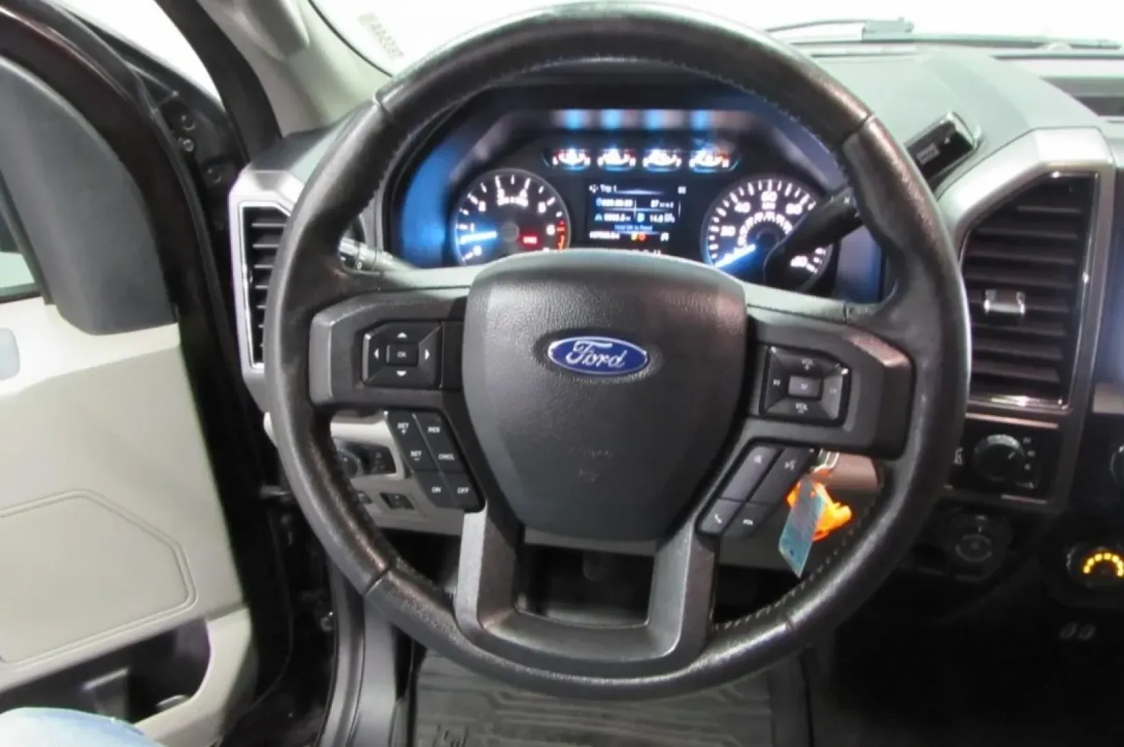 2020 /Medium Earth Gray Cloth Ford F-150 XLT (1FTEW1E55LK) with an Other engine, located at 12836 Highway 21, De Soto, MO, 63020, (636) 337-7777, 38.151867, -90.575615 - Discover the ultimate blend of power, versatility, and comfort with the 2020 Ford F-150, available now at Pettus Ford De Soto. Whether you're navigating the daily grind or embarking on weekend adventures, this truck is designed to elevate your lifestyle. With robust capabilities and a spacious inter - Photo#16