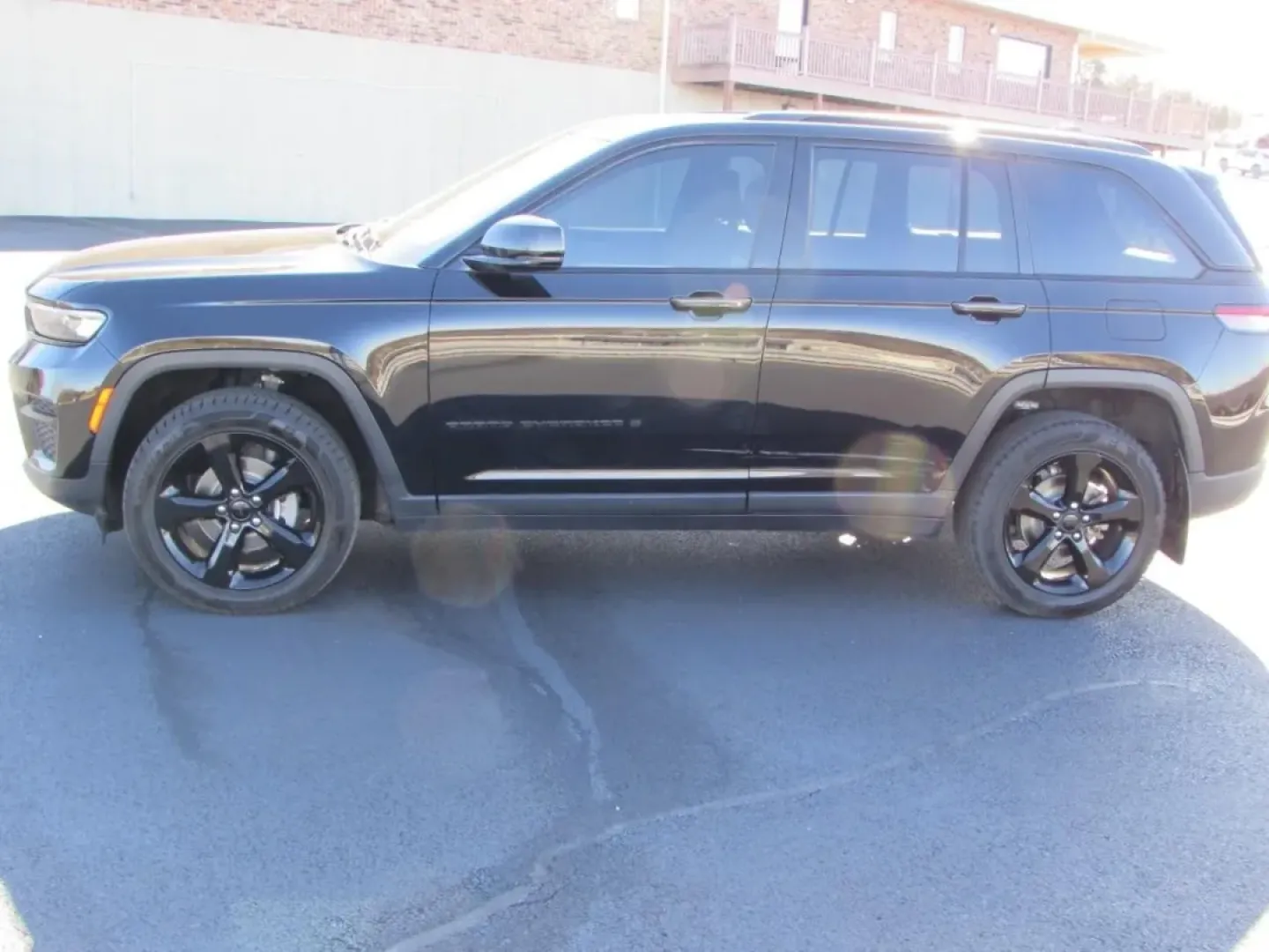 2023 /Black Jeep Grand Cherokee Altitude (1C4RJHAGXPC) with an 3.6L V6 DOHC 24V engine, 8A transmission, located at 12830 Highway 21, De Soto, MO, 63020, (636) 337-7777, 38.153099, -90.573624 - **Experience Adventure in Style: 2023 Jeep Grand Cherokee at Pettus CDJR DeSoto**<br /> <br /> Are you ready to elevate your lifestyle with the perfect blend of adventure and comfort? The 2023 Jeep Grand Cherokee is your gateway to unforgettable weekend getaways and daily adventures. Whether you're - Photo#3