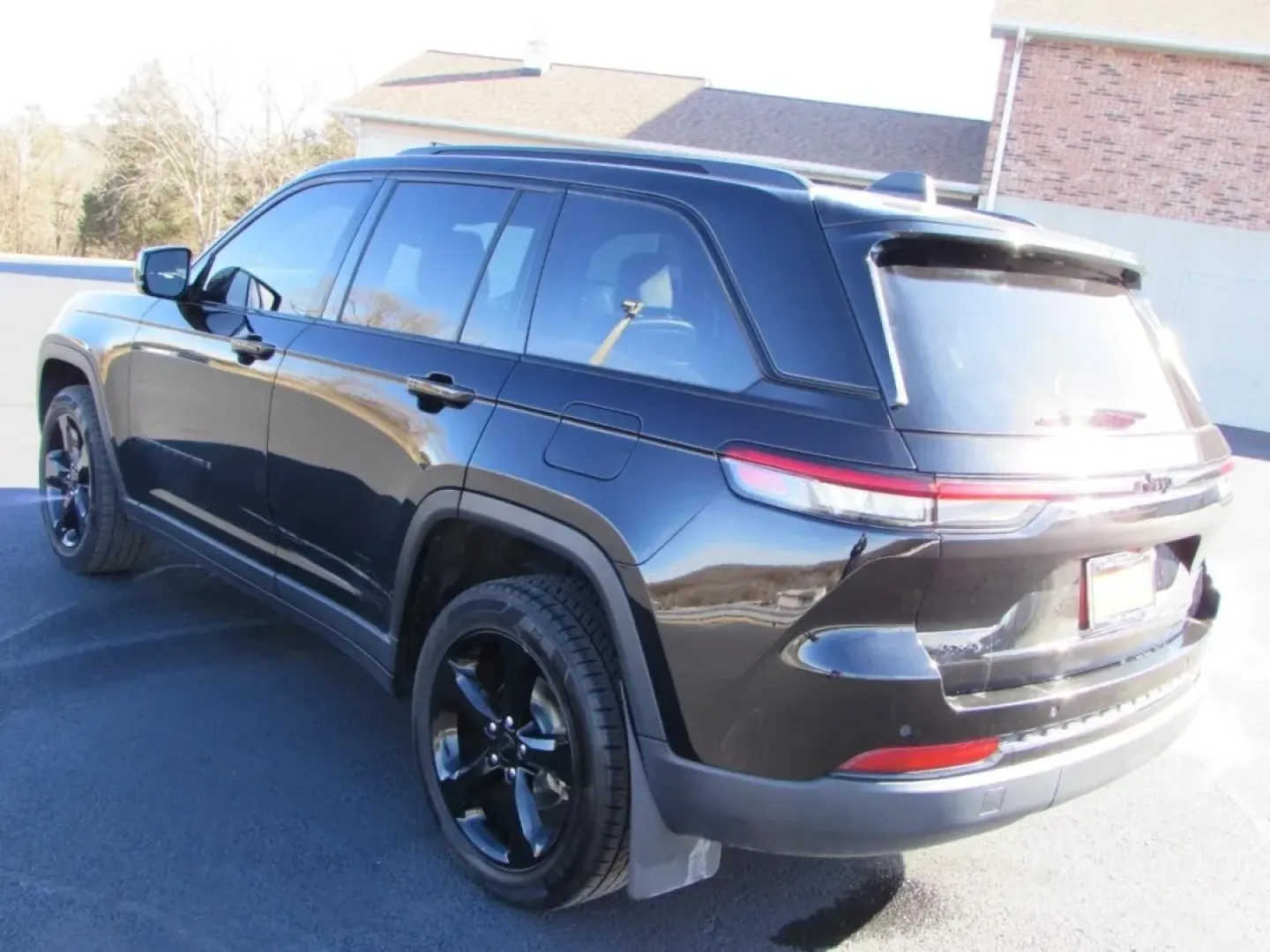 2023 /Black Jeep Grand Cherokee Altitude (1C4RJHAGXPC) with an 3.6L V6 DOHC 24V engine, 8A transmission, located at 12830 Highway 21, De Soto, MO, 63020, (636) 337-7777, 38.153099, -90.573624 - **Experience Adventure in Style: 2023 Jeep Grand Cherokee at Pettus CDJR DeSoto**<br /> <br /> Are you ready to elevate your lifestyle with the perfect blend of adventure and comfort? The 2023 Jeep Grand Cherokee is your gateway to unforgettable weekend getaways and daily adventures. Whether you're - Photo#4