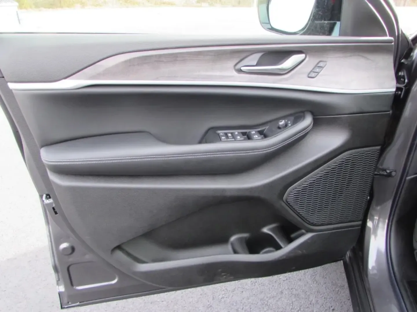 2025 /Global Black Jeep Grand Cherokee Limited (1C4RJKBG3S8) with an Other engine, located at 12830 Highway 21, De Soto, MO, 63020, (636) 337-7777, 38.153099, -90.573624 - Experience the open road like never before with the stunning 2025 Jeep Grand Cherokee Limited, now available at Pettus CDJR DeSoto in De Soto, MO! Whether you're tackling the daily commute, heading out on a weekend adventure, or shuttling the kids to school, this versatile SUV is designed for those - Photo#41