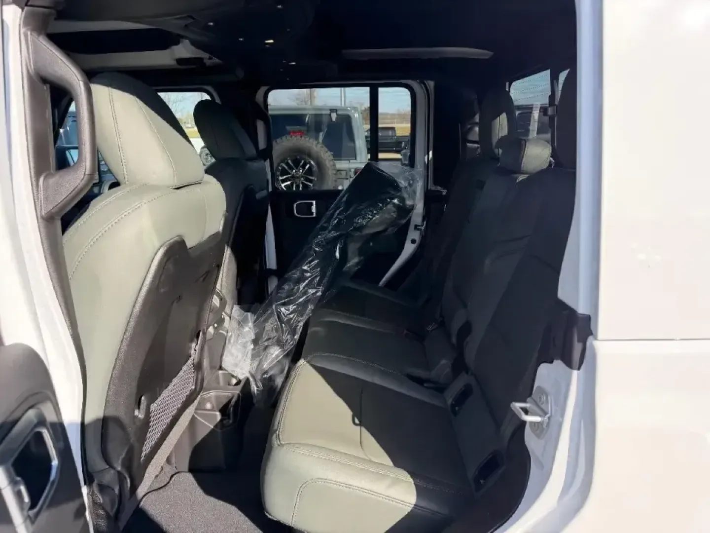 2026 /Green/Black Leather Jeep Gladiator Mojave (1C6RJTEG9TL) with an 3.6L V6 engine, 6M transmission, located at 970 Woodlawn Dr., Farmington, MO, 63640, (573) 431-7800, 37.825642, -90.468674 - **Unleash Your Adventurous Spirit with the 2026 Jeep Gladiator Mojave!**<br /> <br /> Whether you're looking to conquer rugged trails or need a reliable truck for weekend getaways, the 2026 Jeep Gladiator Mojave is designed to elevate your lifestyle. This powerful machine, with its outstanding off-r - Photo#8
