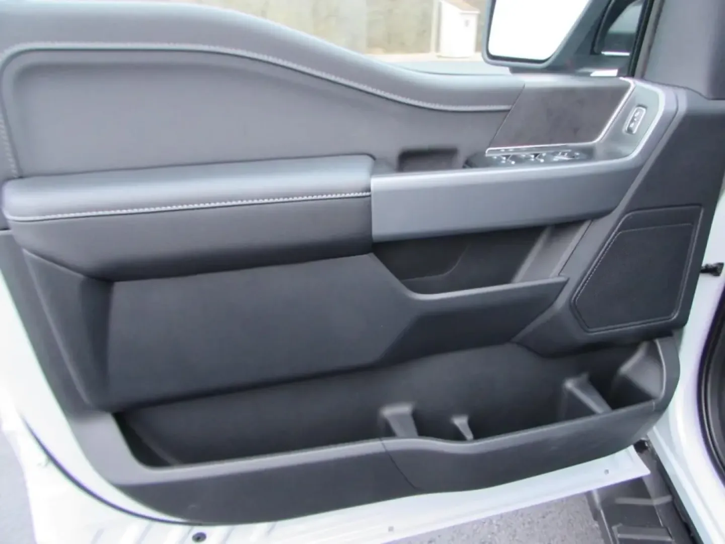 2025 /Black Ford F-150 XLT (1FTFW3L5XSF) with an 5.0L engine, located at 12836 Highway 21, De Soto, MO, 63020, (636) 337-7777, 38.151867, -90.575615 - **Unleash Your Adventurous Spirit with the 2025 Ford F-150 XLT at Pettus Ford De Soto!**<br /> <br /> Are you ready to elevate your lifestyle? Whether you're a weekend warrior, a busy professional, or a growing family in need of a reliable, spacious vehicle, the 2025 Ford F-150 XLT is the perfect ma - Photo#15