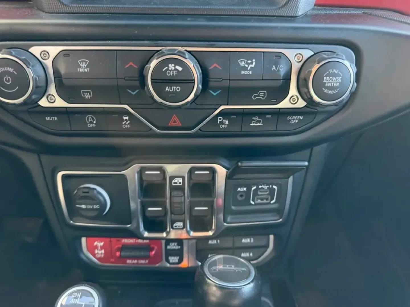 2022 /Black Leather Jeep Gladiator Rubicon (1C6JJTBG7NL) with an 3.6L V6 24V VVT UPG I engine, 6M transmission, located at 141 Commercial Dr, Fredericktown, MO, 63645, (573) 783-6432, 37.570087, -90.320648 - Are you ready to elevate your weekend adventures and daily commutes? Look no further than this stylish and rugged 2022 Jeep Gladiator 4WD Rubicon, now available at Pettus Ford Fredericktown. Located conveniently at 141 Commercial Drive, Fredericktown, MO 63645, we specialize in quality used vehicles - Photo#14