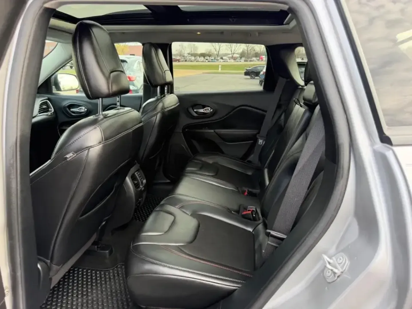 2020 /Black Leather Trimmed Jeep Cherokee Trailhawk (1C4PJMBN3LD) with an 2.0L engine, Automatic transmission, located at 970 Woodlawn Dr., Farmington, MO, 63640, (573) 431-7800, 37.825642, -90.468674 - Weekend trail runs, winter-weather school drop-offs, and road trips down Highway 67 feel a lot easier when your SUV is built to handle the plan-and the unexpected detour. This 2020 Jeep Cherokee Trailhawk is the kind of do-it-all crossover that fits real life in Farmington, MO: confident in the rain - Photo#10