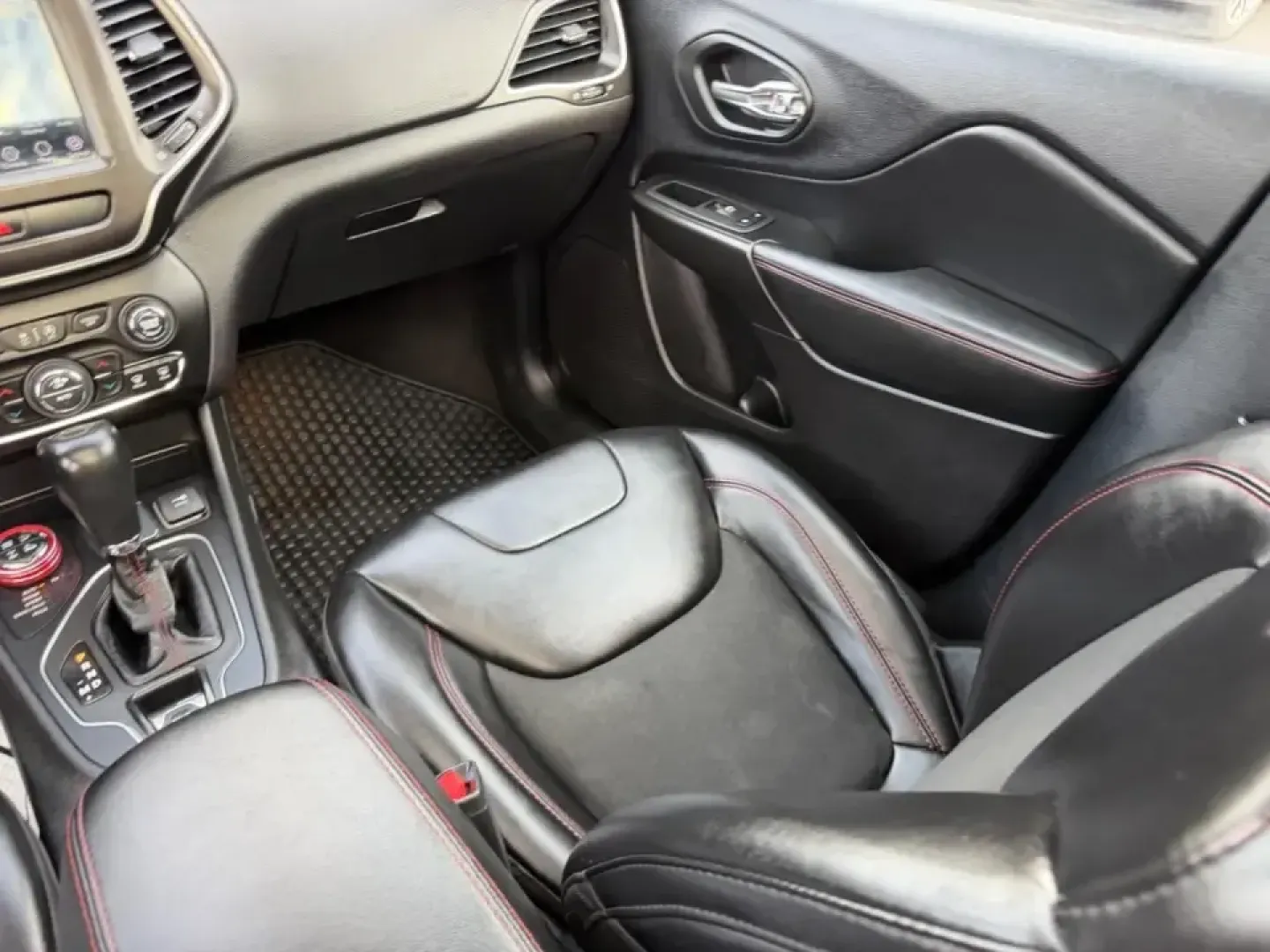 2020 /Black Leather Trimmed Jeep Cherokee Trailhawk (1C4PJMBN3LD) with an 2.0L engine, Automatic transmission, located at 970 Woodlawn Dr., Farmington, MO, 63640, (573) 431-7800, 37.825642, -90.468674 - Weekend trail runs, winter-weather school drop-offs, and road trips down Highway 67 feel a lot easier when your SUV is built to handle the plan-and the unexpected detour. This 2020 Jeep Cherokee Trailhawk is the kind of do-it-all crossover that fits real life in Farmington, MO: confident in the rain - Photo#19