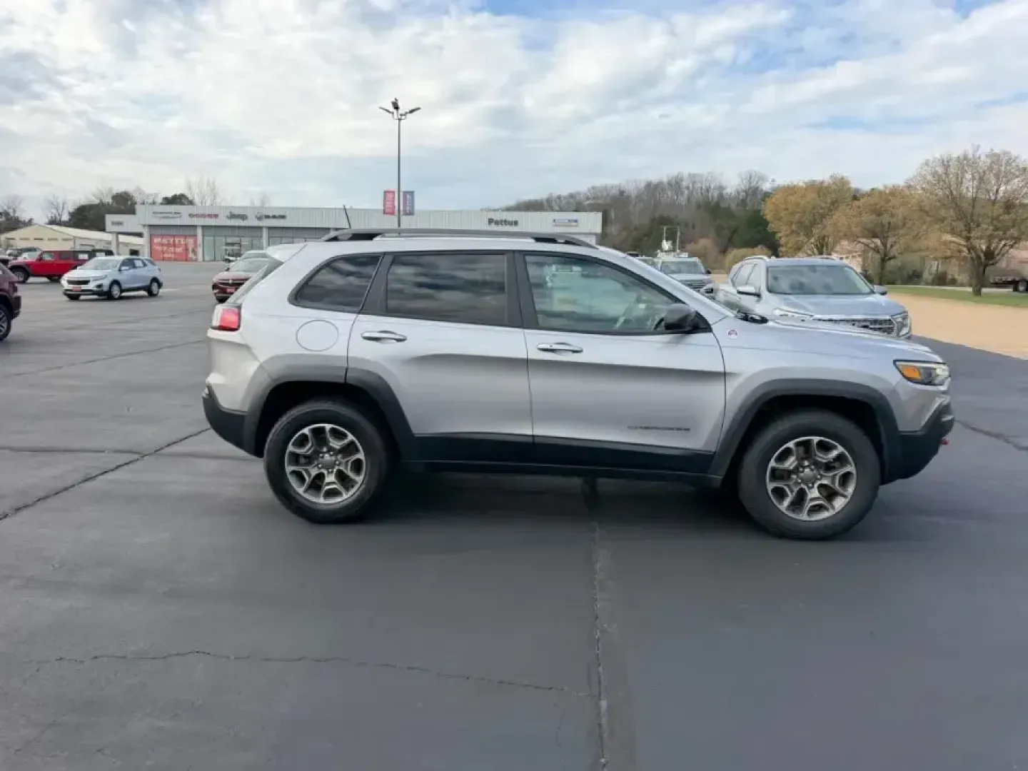 2020 /Black Leather Trimmed Jeep Cherokee Trailhawk (1C4PJMBN3LD) with an 2.0L engine, Automatic transmission, located at 970 Woodlawn Dr., Farmington, MO, 63640, (573) 431-7800, 37.825642, -90.468674 - Weekend trail runs, winter-weather school drop-offs, and road trips down Highway 67 feel a lot easier when your SUV is built to handle the plan-and the unexpected detour. This 2020 Jeep Cherokee Trailhawk is the kind of do-it-all crossover that fits real life in Farmington, MO: confident in the rain - Photo#2