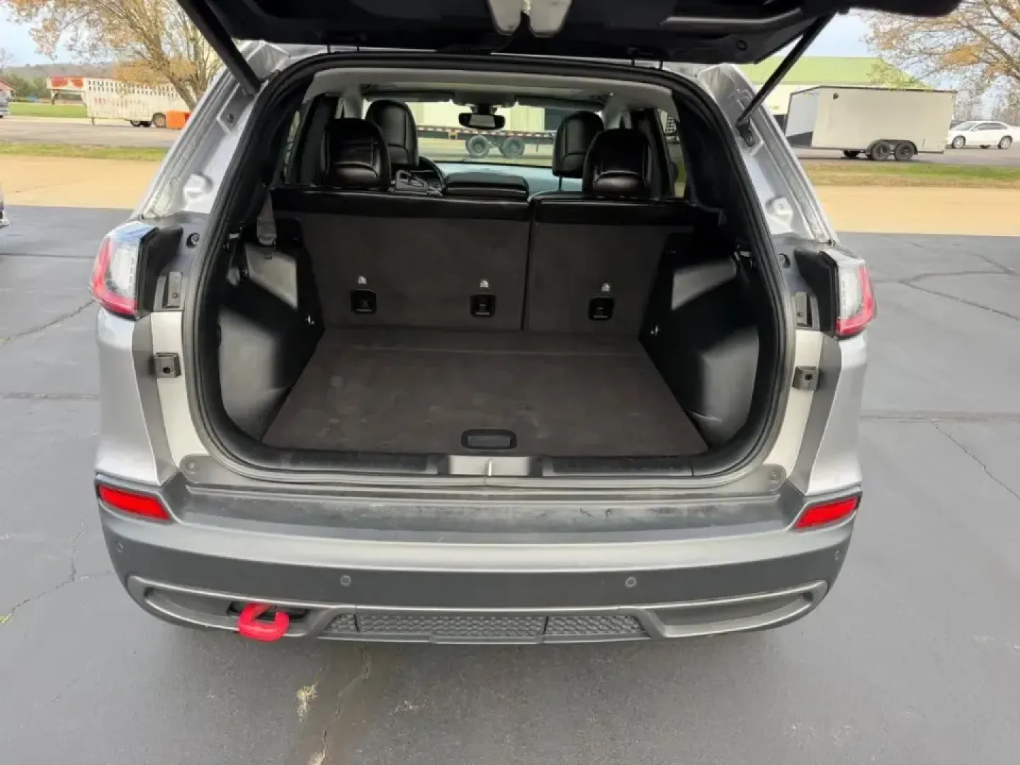 2020 /Black Leather Trimmed Jeep Cherokee Trailhawk (1C4PJMBN3LD) with an 2.0L engine, Automatic transmission, located at 970 Woodlawn Dr., Farmington, MO, 63640, (573) 431-7800, 37.825642, -90.468674 - Weekend trail runs, winter-weather school drop-offs, and road trips down Highway 67 feel a lot easier when your SUV is built to handle the plan-and the unexpected detour. This 2020 Jeep Cherokee Trailhawk is the kind of do-it-all crossover that fits real life in Farmington, MO: confident in the rain - Photo#5