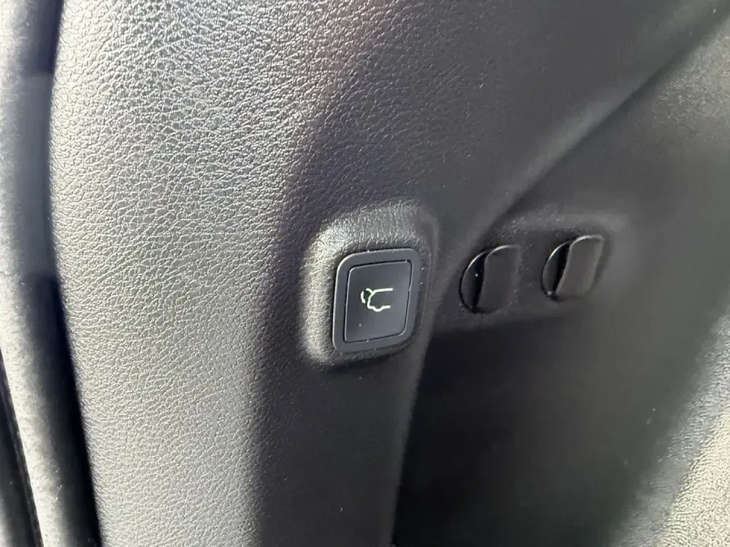 2020 /Black Leather Trimmed Jeep Cherokee Trailhawk (1C4PJMBN3LD) with an 2.0L engine, Automatic transmission, located at 970 Woodlawn Dr., Farmington, MO, 63640, (573) 431-7800, 37.825642, -90.468674 - Weekend trail runs, winter-weather school drop-offs, and road trips down Highway 67 feel a lot easier when your SUV is built to handle the plan-and the unexpected detour. This 2020 Jeep Cherokee Trailhawk is the kind of do-it-all crossover that fits real life in Farmington, MO: confident in the rain - Photo#6