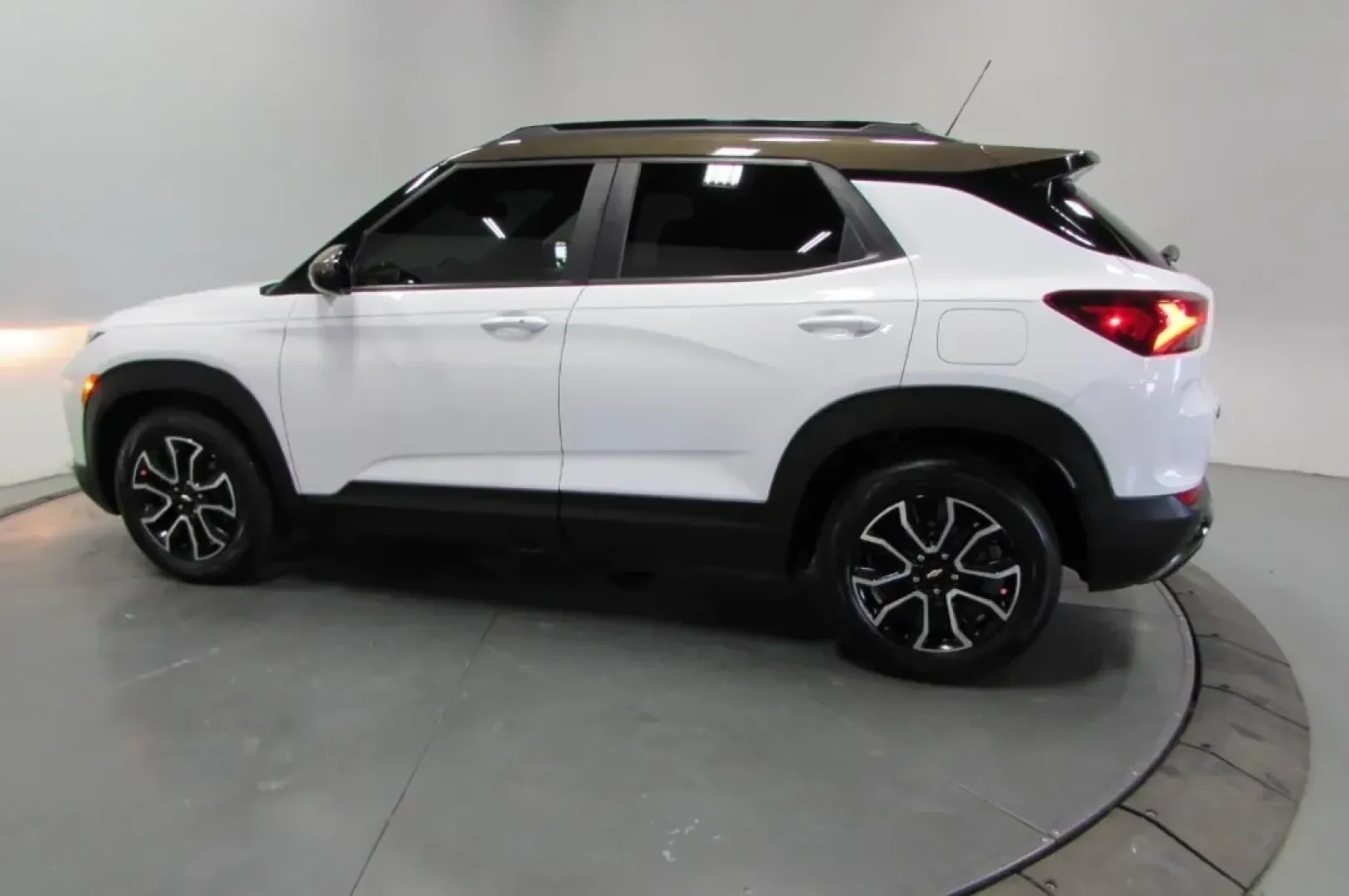 2021 /Jet Black/Almond Butter Leathe Chevrolet TrailBlazer ACTIV (KL79MVSL1MB) with an Other engine, Automatic transmission, located at 12830 Highway 21, De Soto, MO, 63020, (636) 337-7777, 38.153099, -90.573624 - Are you ready to elevate your daily commute or embark on weekend adventures with family and friends? Look no further than this stunning 2021 Chevrolet Trailblazer ACTIV, a versatile and stylish SUV that perfectly balances lifestyle and functionality. Whether you're navigating city streets or explori - Photo#4