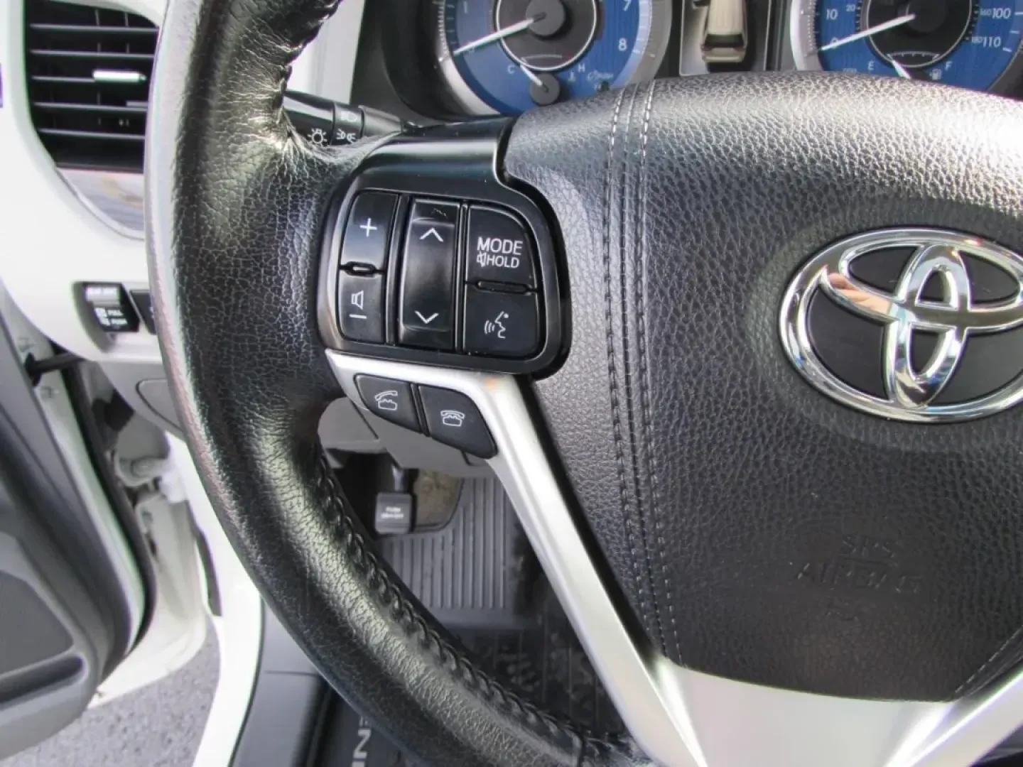 2017 /Bisque Toyota Sienna XLE Premium 8 Passenger (5TDYZ3DC3HS) with an Other engine, Automatic transmission, located at 12830 Highway 21, De Soto, MO, 63020, (636) 337-7777, 38.153099, -90.573624 - Are you searching for the perfect family vehicle that combines space, safety, and comfort? Look no further! The 2017 Toyota Sienna, available at Pettus CDJR DeSoto, is the ideal minivan designed for growing families and weekend adventures alike. With its spacious interior and versatile seating, this - Photo#13