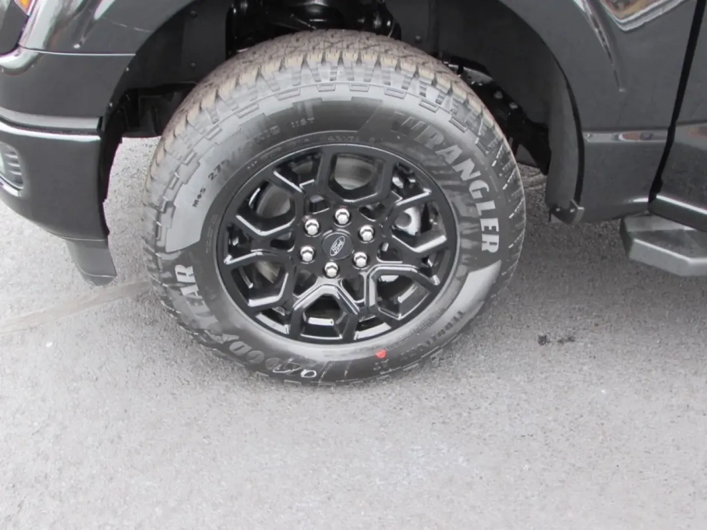 2025 /Black Ford F-150 XLT (1FTFW3L52SF) with an 5.0L engine, located at 12836 Highway 21, De Soto, MO, 63020, (636) 337-7777, 38.151867, -90.575615 - Experience the ultimate combination of rugged performance and refined comfort with the 2025 Ford F-150 XLT, now available at Pettus Ford De Soto. This powerful truck is perfect for those who need a reliable companion for both work and play, making it an ideal choice for outdoor enthusiasts, weekend - Photo#10