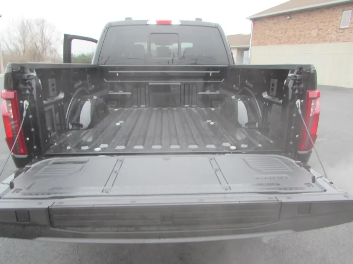 2025 /Black Ford F-150 XLT (1FTFW3L52SF) with an 5.0L engine, located at 12836 Highway 21, De Soto, MO, 63020, (636) 337-7777, 38.151867, -90.575615 - Experience the ultimate combination of rugged performance and refined comfort with the 2025 Ford F-150 XLT, now available at Pettus Ford De Soto. This powerful truck is perfect for those who need a reliable companion for both work and play, making it an ideal choice for outdoor enthusiasts, weekend - Photo#13