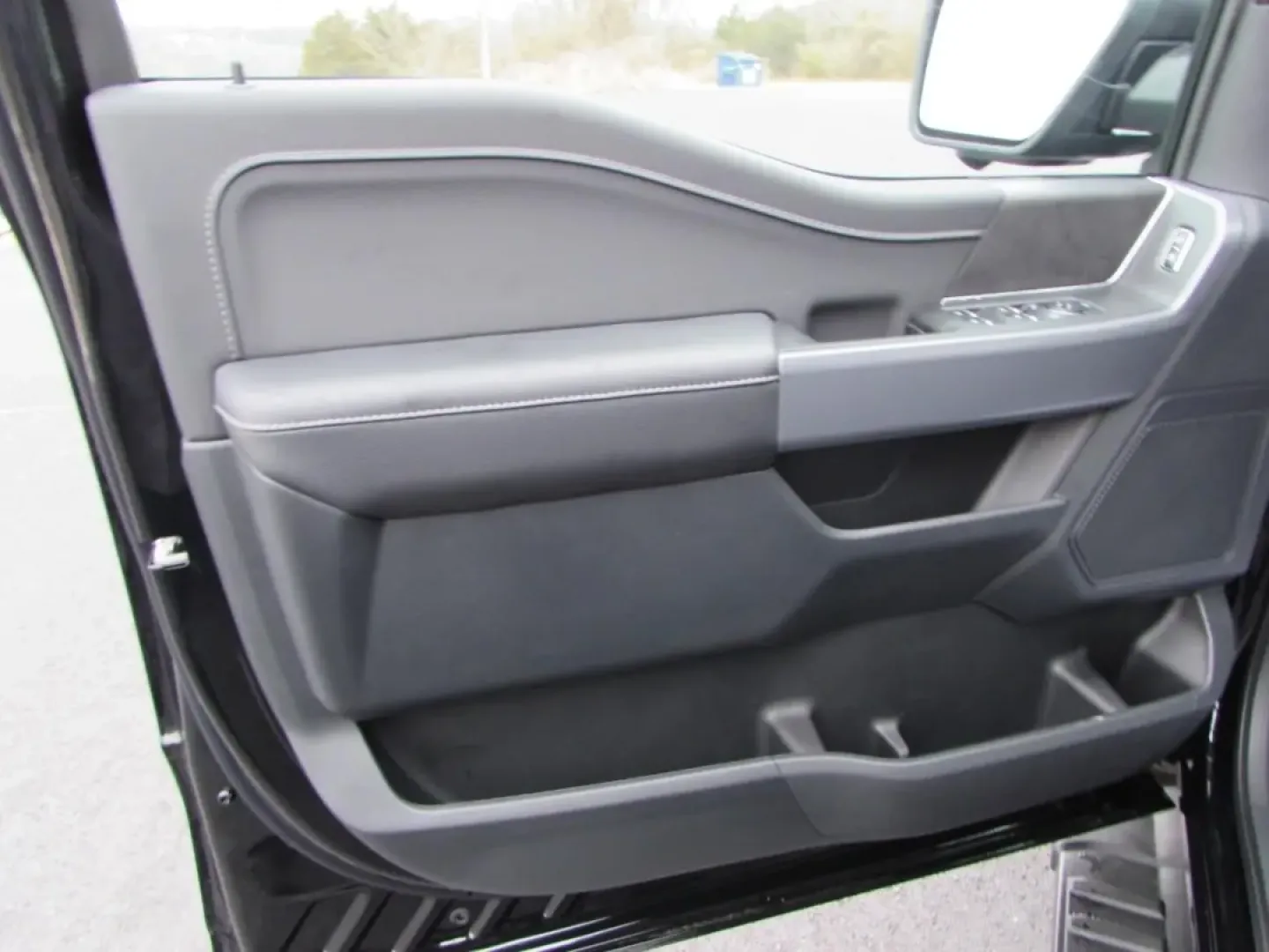 2025 /Black Ford F-150 XLT (1FTFW3L52SF) with an 5.0L engine, located at 12836 Highway 21, De Soto, MO, 63020, (636) 337-7777, 38.151867, -90.575615 - Experience the ultimate combination of rugged performance and refined comfort with the 2025 Ford F-150 XLT, now available at Pettus Ford De Soto. This powerful truck is perfect for those who need a reliable companion for both work and play, making it an ideal choice for outdoor enthusiasts, weekend - Photo#16