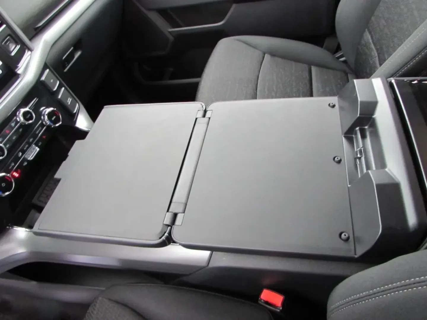 2025 /Black Ford F-150 XLT (1FTFW3L52SF) with an 5.0L engine, located at 12836 Highway 21, De Soto, MO, 63020, (636) 337-7777, 38.151867, -90.575615 - Experience the ultimate combination of rugged performance and refined comfort with the 2025 Ford F-150 XLT, now available at Pettus Ford De Soto. This powerful truck is perfect for those who need a reliable companion for both work and play, making it an ideal choice for outdoor enthusiasts, weekend - Photo#27