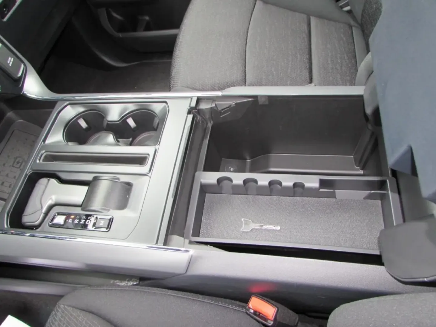 2025 /Black Ford F-150 XLT (1FTFW3L52SF) with an 5.0L engine, located at 12836 Highway 21, De Soto, MO, 63020, (636) 337-7777, 38.151867, -90.575615 - Experience the ultimate combination of rugged performance and refined comfort with the 2025 Ford F-150 XLT, now available at Pettus Ford De Soto. This powerful truck is perfect for those who need a reliable companion for both work and play, making it an ideal choice for outdoor enthusiasts, weekend - Photo#28