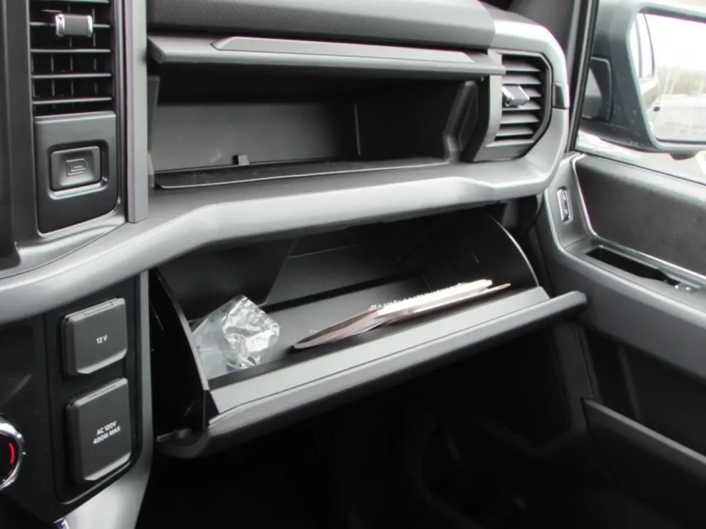 2025 /Black Ford F-150 XLT (1FTFW3L52SF) with an 5.0L engine, located at 12836 Highway 21, De Soto, MO, 63020, (636) 337-7777, 38.151867, -90.575615 - Experience the ultimate combination of rugged performance and refined comfort with the 2025 Ford F-150 XLT, now available at Pettus Ford De Soto. This powerful truck is perfect for those who need a reliable companion for both work and play, making it an ideal choice for outdoor enthusiasts, weekend - Photo#29