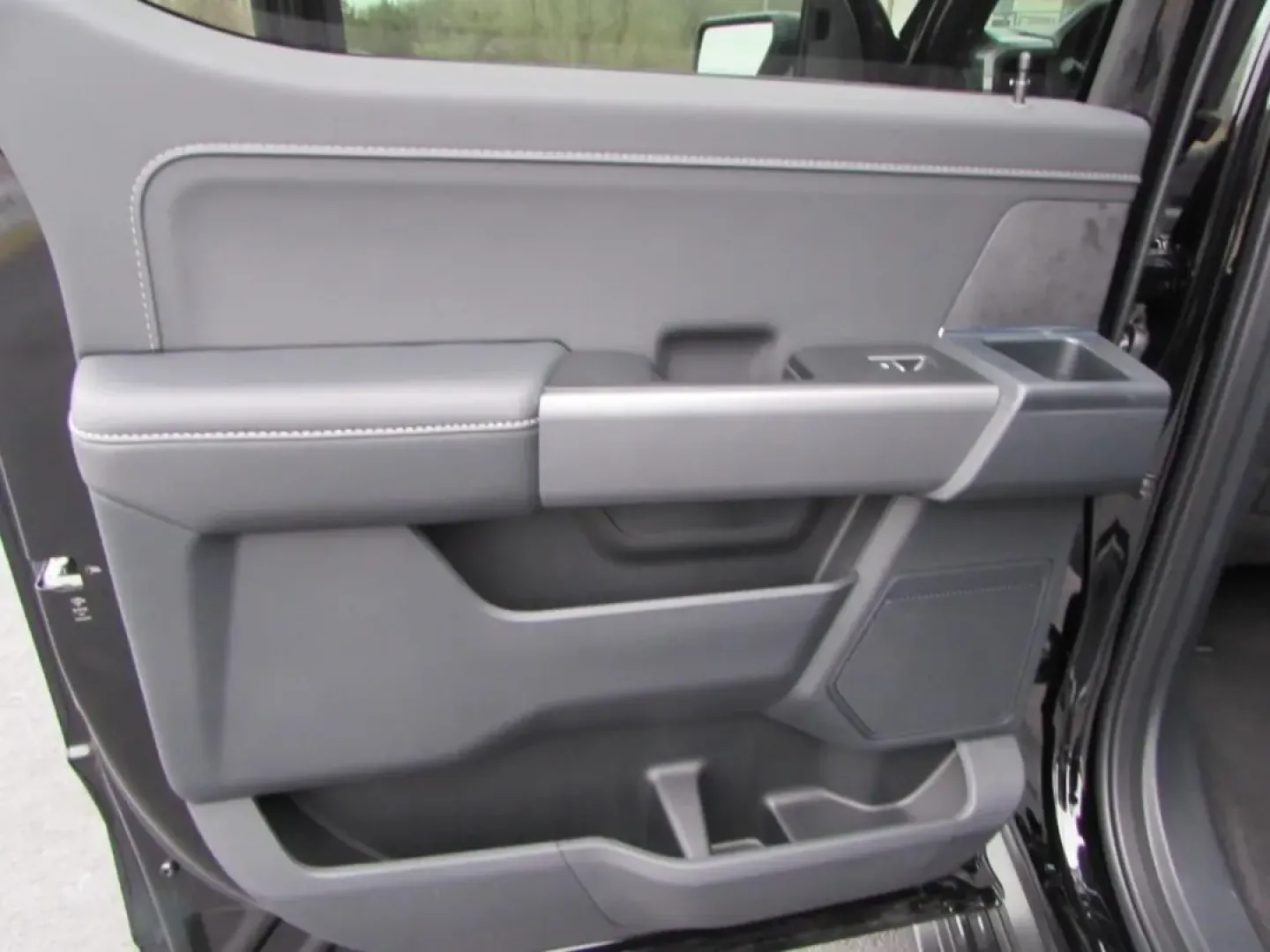 2025 /Black Ford F-150 XLT (1FTFW3L52SF) with an 5.0L engine, located at 12836 Highway 21, De Soto, MO, 63020, (636) 337-7777, 38.151867, -90.575615 - Experience the ultimate combination of rugged performance and refined comfort with the 2025 Ford F-150 XLT, now available at Pettus Ford De Soto. This powerful truck is perfect for those who need a reliable companion for both work and play, making it an ideal choice for outdoor enthusiasts, weekend - Photo#31