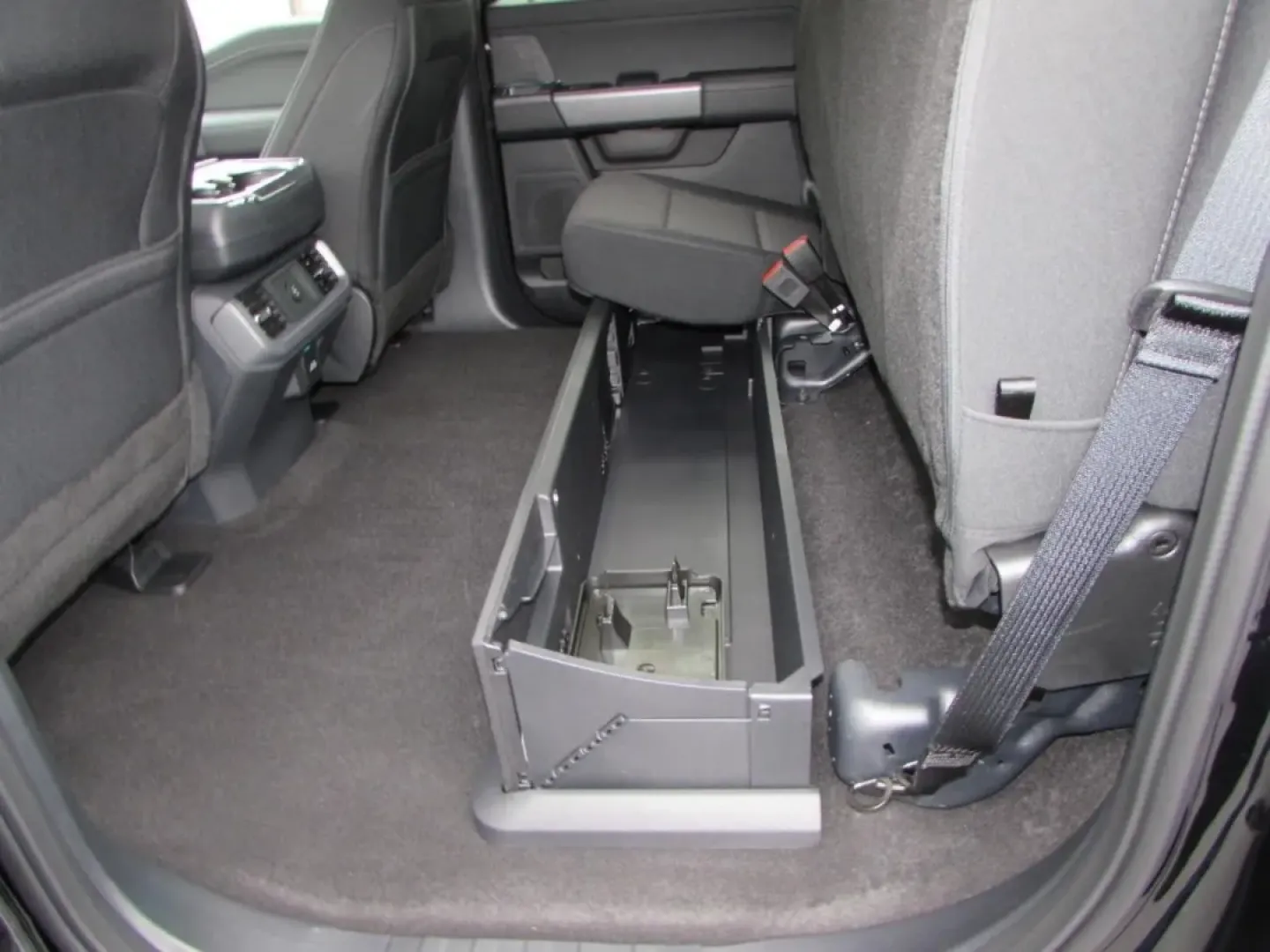 2025 /Black Ford F-150 XLT (1FTFW3L52SF) with an 5.0L engine, located at 12836 Highway 21, De Soto, MO, 63020, (636) 337-7777, 38.151867, -90.575615 - Experience the ultimate combination of rugged performance and refined comfort with the 2025 Ford F-150 XLT, now available at Pettus Ford De Soto. This powerful truck is perfect for those who need a reliable companion for both work and play, making it an ideal choice for outdoor enthusiasts, weekend - Photo#34