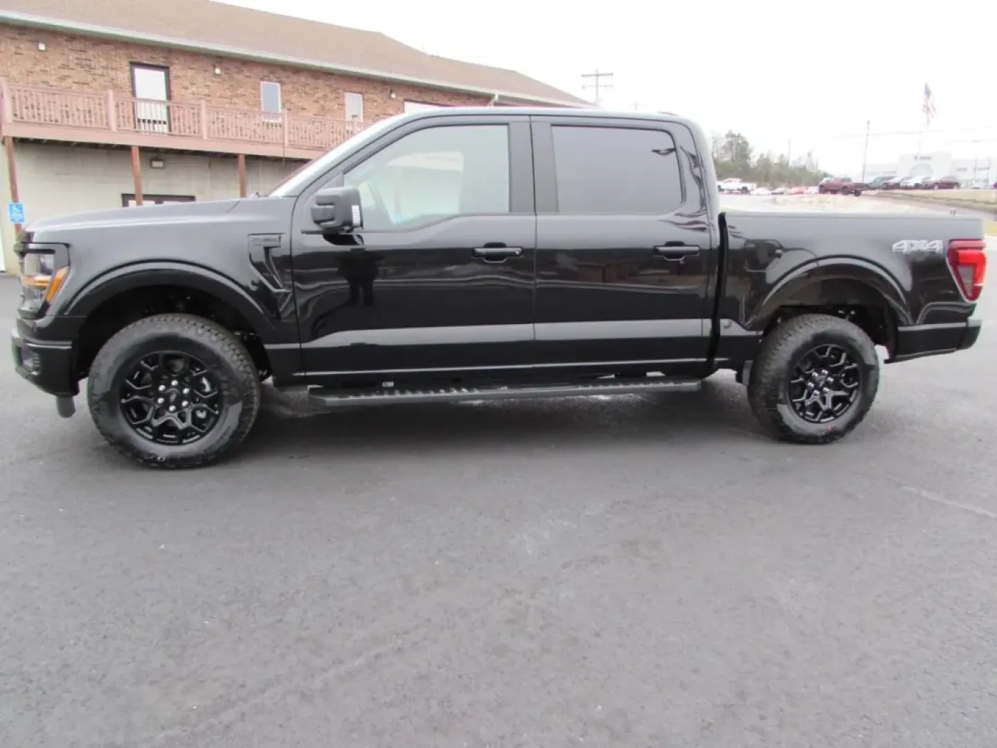 2025 /Black Ford F-150 XLT (1FTFW3L52SF) with an 5.0L engine, located at 12836 Highway 21, De Soto, MO, 63020, (636) 337-7777, 38.151867, -90.575615 - Experience the ultimate combination of rugged performance and refined comfort with the 2025 Ford F-150 XLT, now available at Pettus Ford De Soto. This powerful truck is perfect for those who need a reliable companion for both work and play, making it an ideal choice for outdoor enthusiasts, weekend - Photo#3
