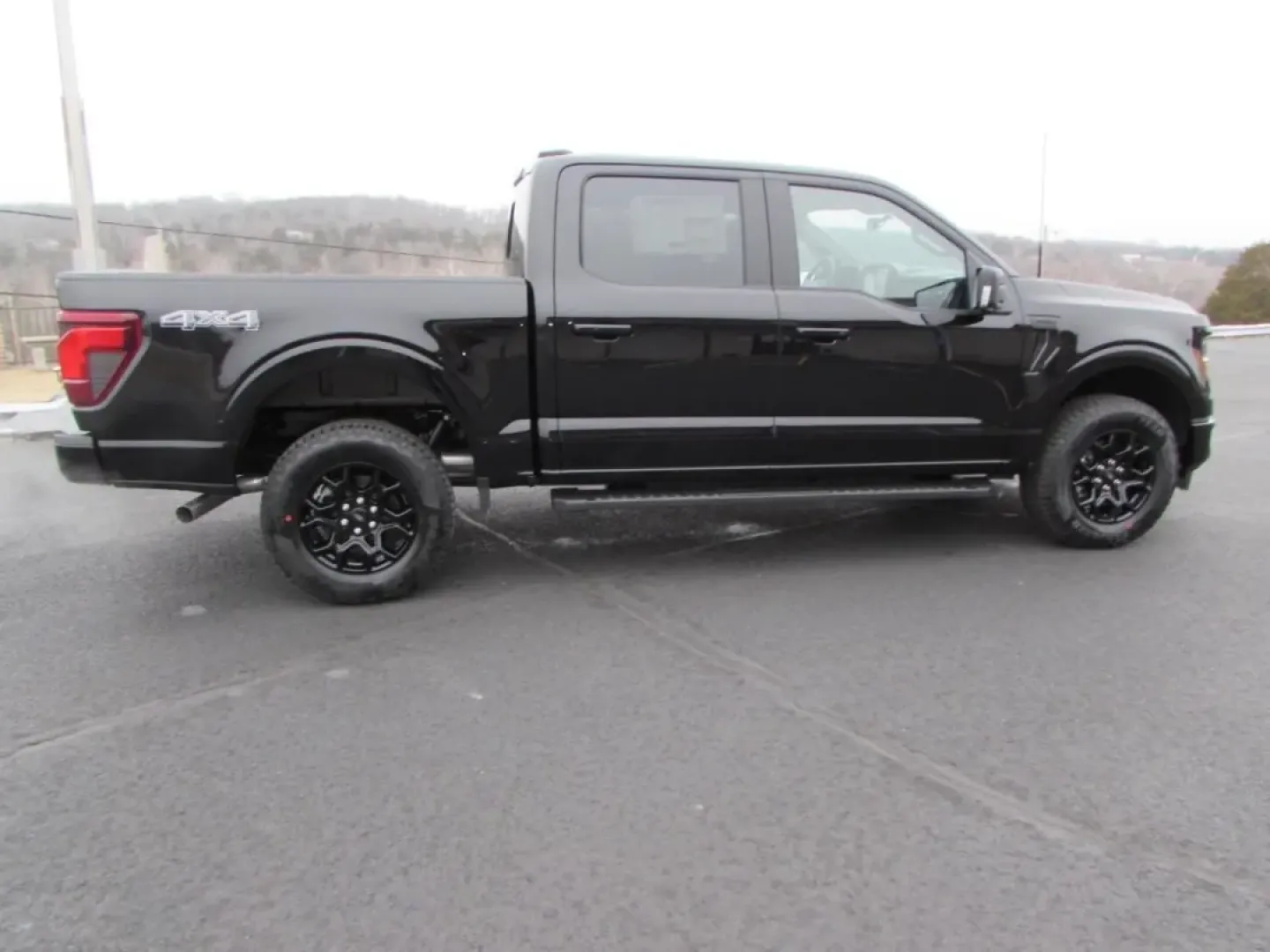 2025 /Black Ford F-150 XLT (1FTFW3L52SF) with an 5.0L engine, located at 12836 Highway 21, De Soto, MO, 63020, (636) 337-7777, 38.151867, -90.575615 - Experience the ultimate combination of rugged performance and refined comfort with the 2025 Ford F-150 XLT, now available at Pettus Ford De Soto. This powerful truck is perfect for those who need a reliable companion for both work and play, making it an ideal choice for outdoor enthusiasts, weekend - Photo#7