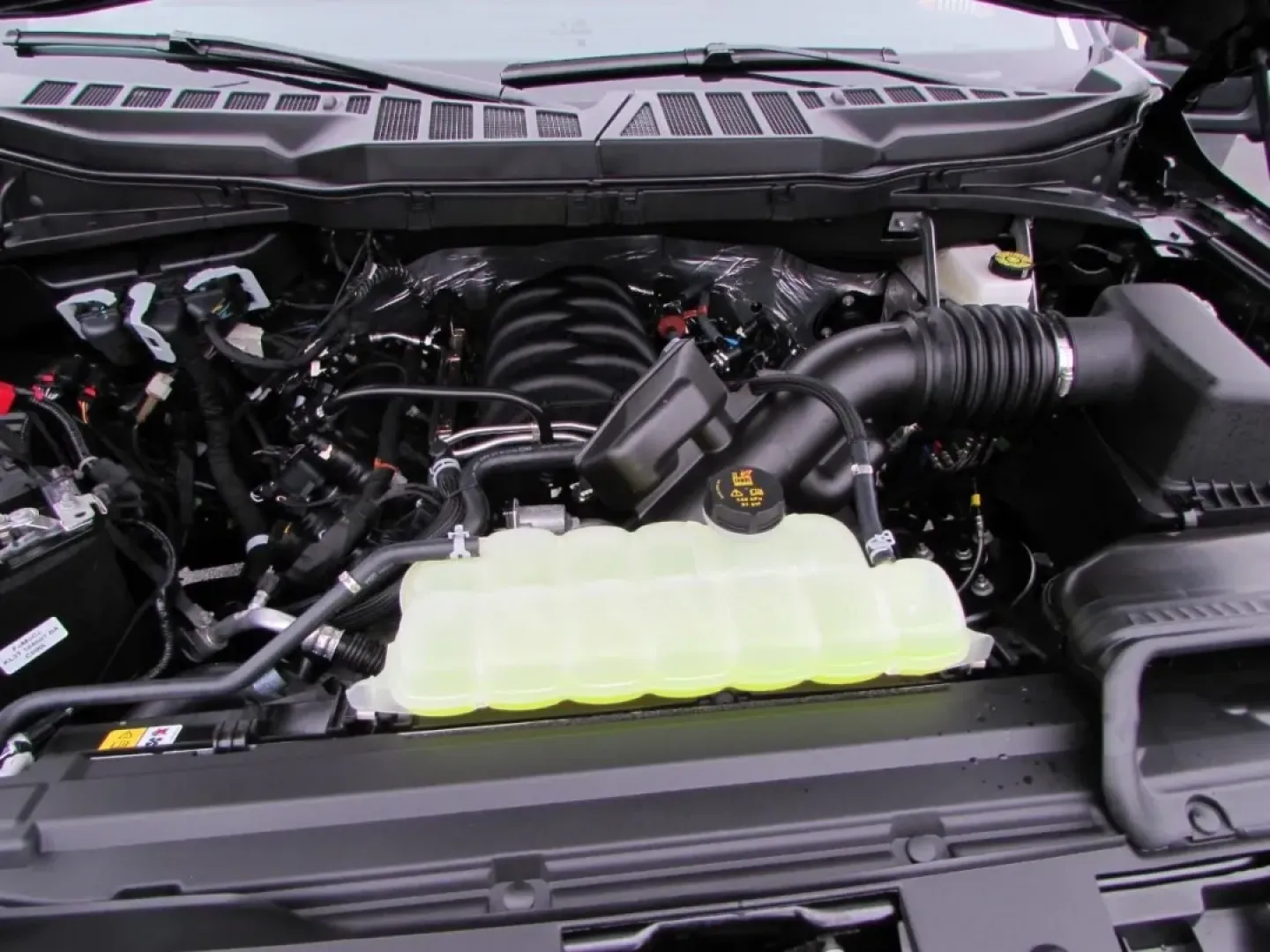 2025 /Black Ford F-150 XLT (1FTFW3L52SF) with an 5.0L engine, located at 12836 Highway 21, De Soto, MO, 63020, (636) 337-7777, 38.151867, -90.575615 - Experience the ultimate combination of rugged performance and refined comfort with the 2025 Ford F-150 XLT, now available at Pettus Ford De Soto. This powerful truck is perfect for those who need a reliable companion for both work and play, making it an ideal choice for outdoor enthusiasts, weekend - Photo#8