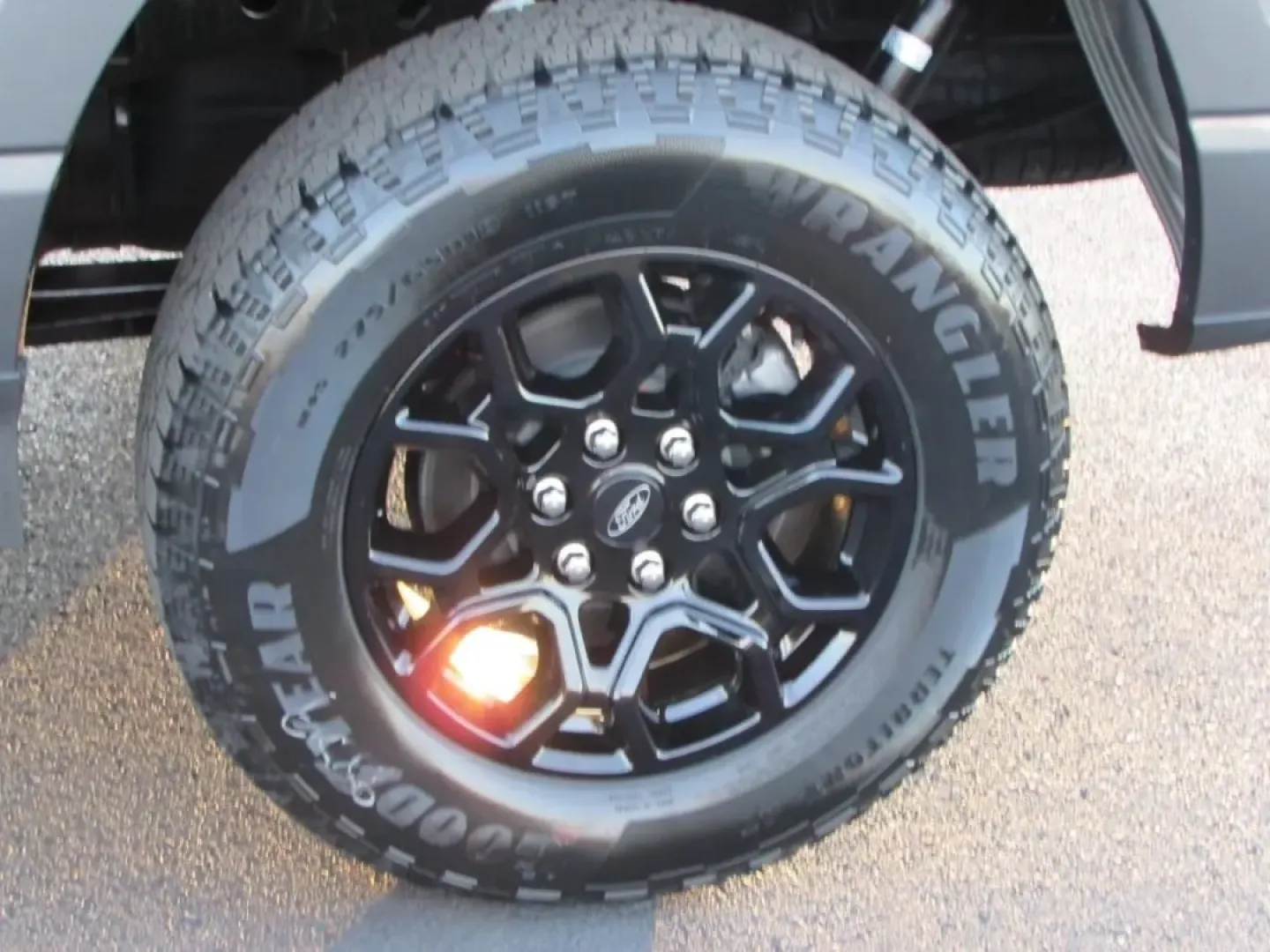 2025 /Black Ford F-150 XLT (1FTFW3L54SF) with an 5.0L engine, located at 12836 Highway 21, De Soto, MO, 63020, (636) 337-7777, 38.151867, -90.575615 - **Experience Unmatched Versatility with the 2025 Ford F-150 XLT at Pettus Ford De Soto**<br /> <br /> Are you ready to elevate your lifestyle and tackle any adventure that life throws your way? The 2025 Ford F-150 XLT, available at Pettus Ford De Soto, is your ticket to a world of possibilities. Whe - Photo#9