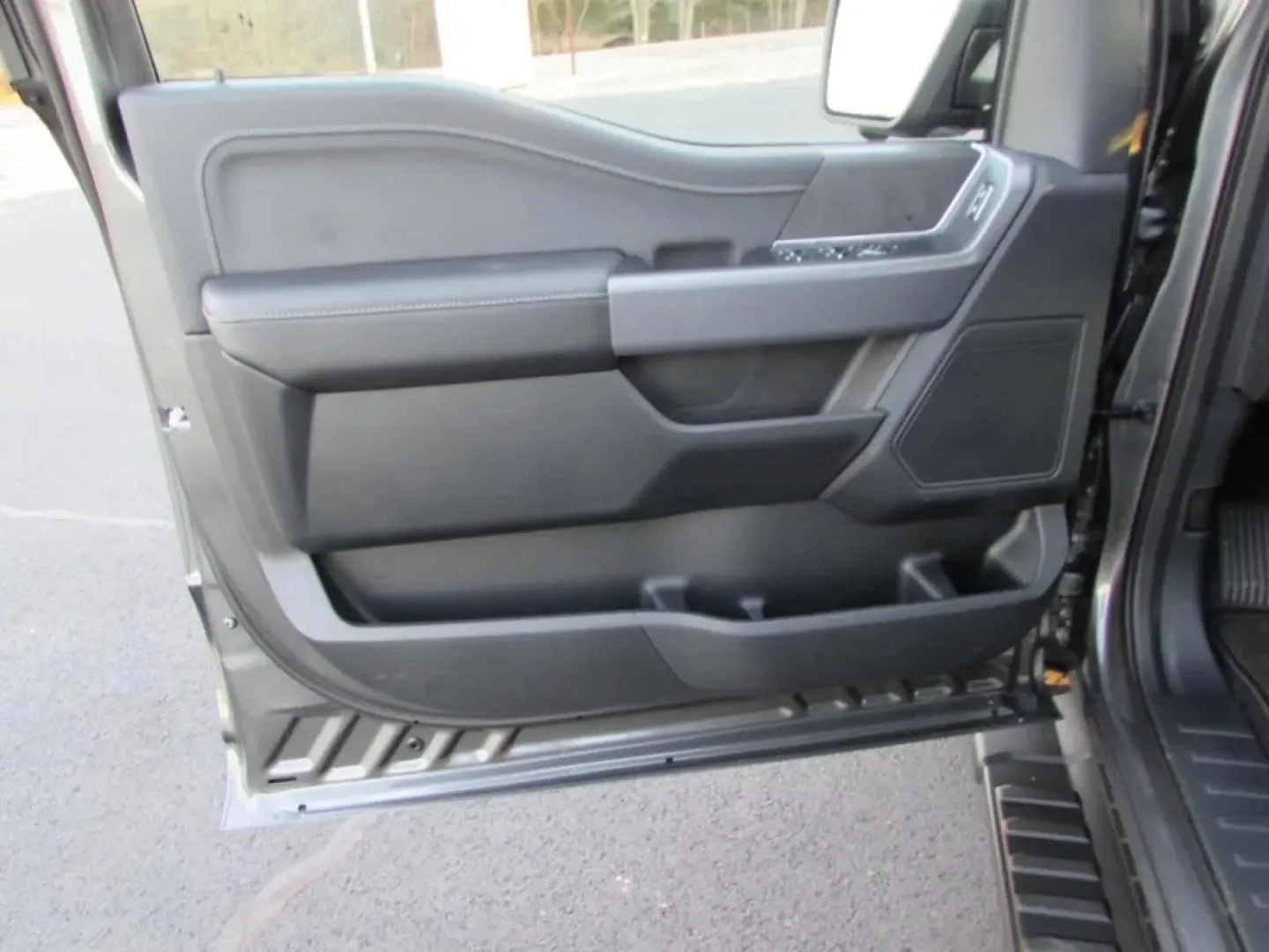 2025 /Black Ford F-150 XLT (1FTFW3L54SF) with an 5.0L engine, located at 12836 Highway 21, De Soto, MO, 63020, (636) 337-7777, 38.151867, -90.575615 - **Experience Unmatched Versatility with the 2025 Ford F-150 XLT at Pettus Ford De Soto**<br /> <br /> Are you ready to elevate your lifestyle and tackle any adventure that life throws your way? The 2025 Ford F-150 XLT, available at Pettus Ford De Soto, is your ticket to a world of possibilities. Whe - Photo#14