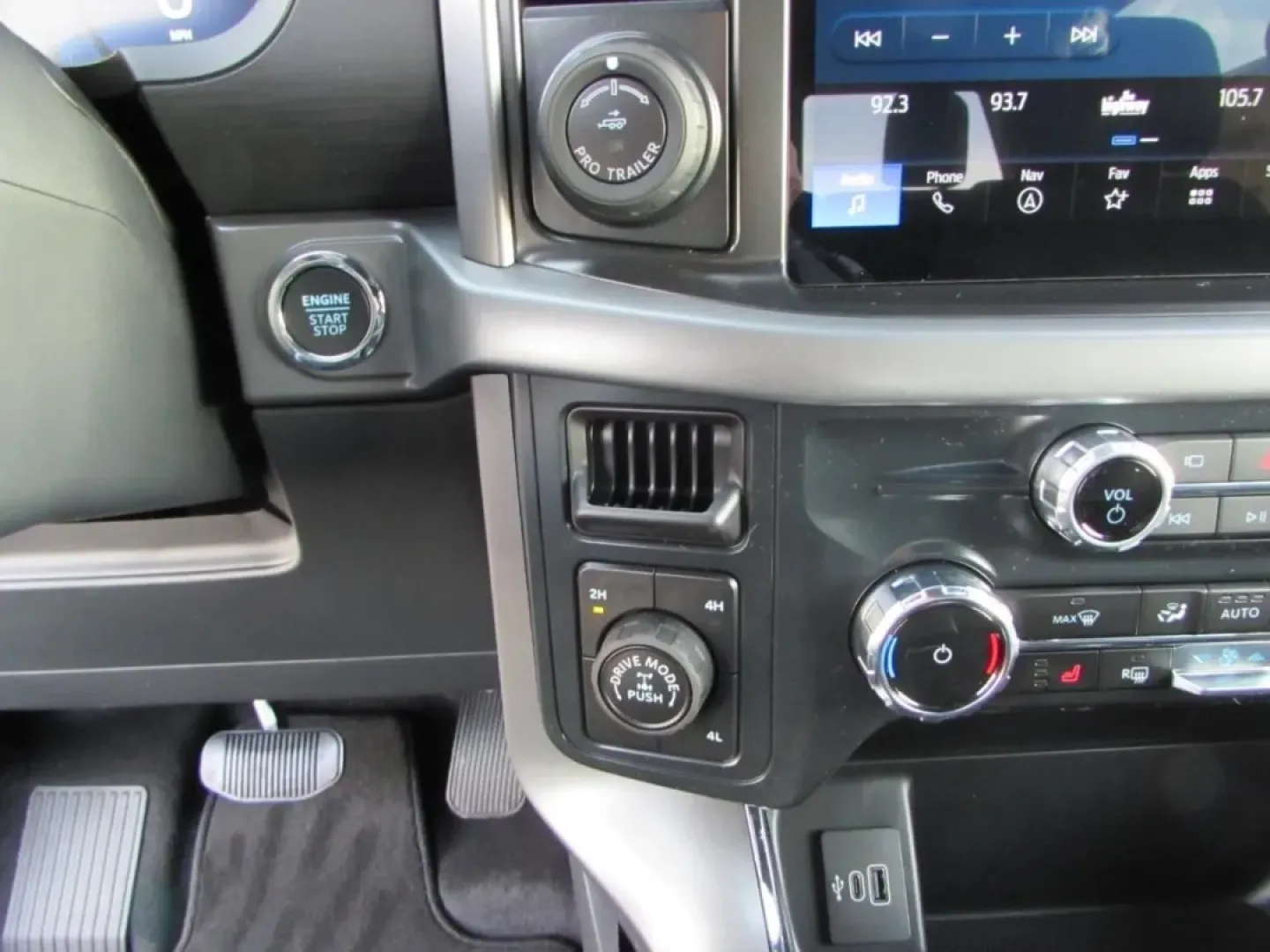 2025 /Black Ford F-150 XLT (1FTFW3L54SF) with an 5.0L engine, located at 12836 Highway 21, De Soto, MO, 63020, (636) 337-7777, 38.151867, -90.575615 - **Experience Unmatched Versatility with the 2025 Ford F-150 XLT at Pettus Ford De Soto**<br /> <br /> Are you ready to elevate your lifestyle and tackle any adventure that life throws your way? The 2025 Ford F-150 XLT, available at Pettus Ford De Soto, is your ticket to a world of possibilities. Whe - Photo#22