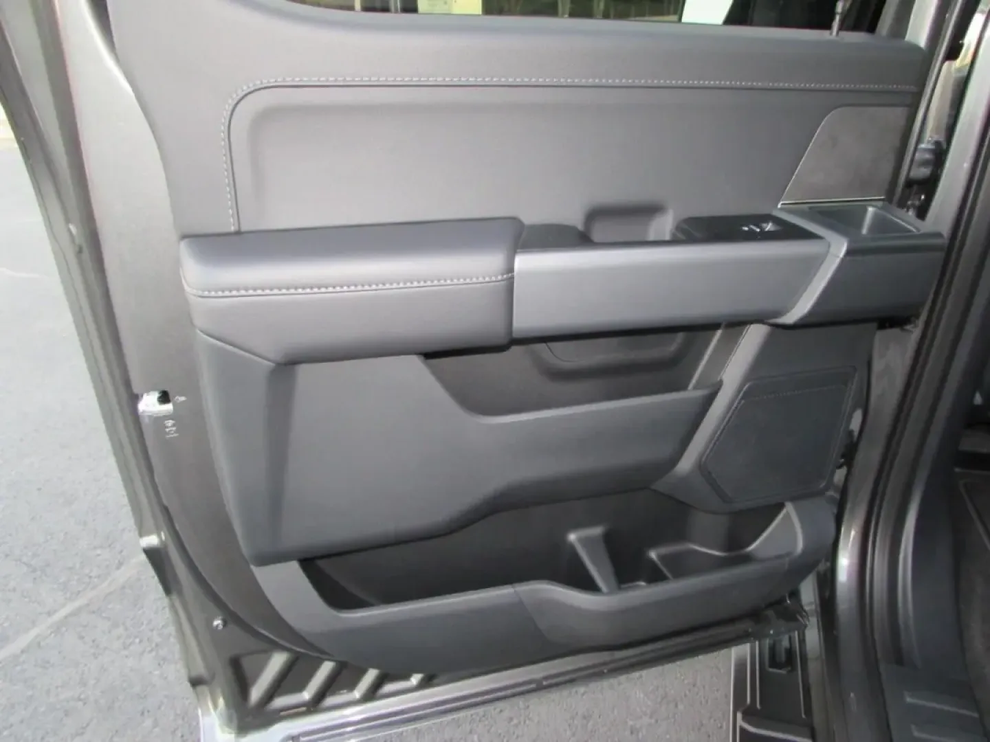 2025 /Black Ford F-150 XLT (1FTFW3L54SF) with an 5.0L engine, located at 12836 Highway 21, De Soto, MO, 63020, (636) 337-7777, 38.151867, -90.575615 - **Experience Unmatched Versatility with the 2025 Ford F-150 XLT at Pettus Ford De Soto**<br /> <br /> Are you ready to elevate your lifestyle and tackle any adventure that life throws your way? The 2025 Ford F-150 XLT, available at Pettus Ford De Soto, is your ticket to a world of possibilities. Whe - Photo#26