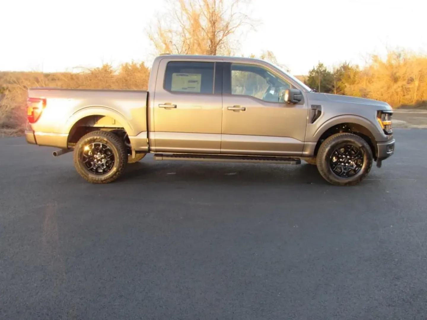 2025 /Black Ford F-150 XLT (1FTFW3L54SF) with an 5.0L engine, located at 12836 Highway 21, De Soto, MO, 63020, (636) 337-7777, 38.151867, -90.575615 - **Experience Unmatched Versatility with the 2025 Ford F-150 XLT at Pettus Ford De Soto**<br /> <br /> Are you ready to elevate your lifestyle and tackle any adventure that life throws your way? The 2025 Ford F-150 XLT, available at Pettus Ford De Soto, is your ticket to a world of possibilities. Whe - Photo#7