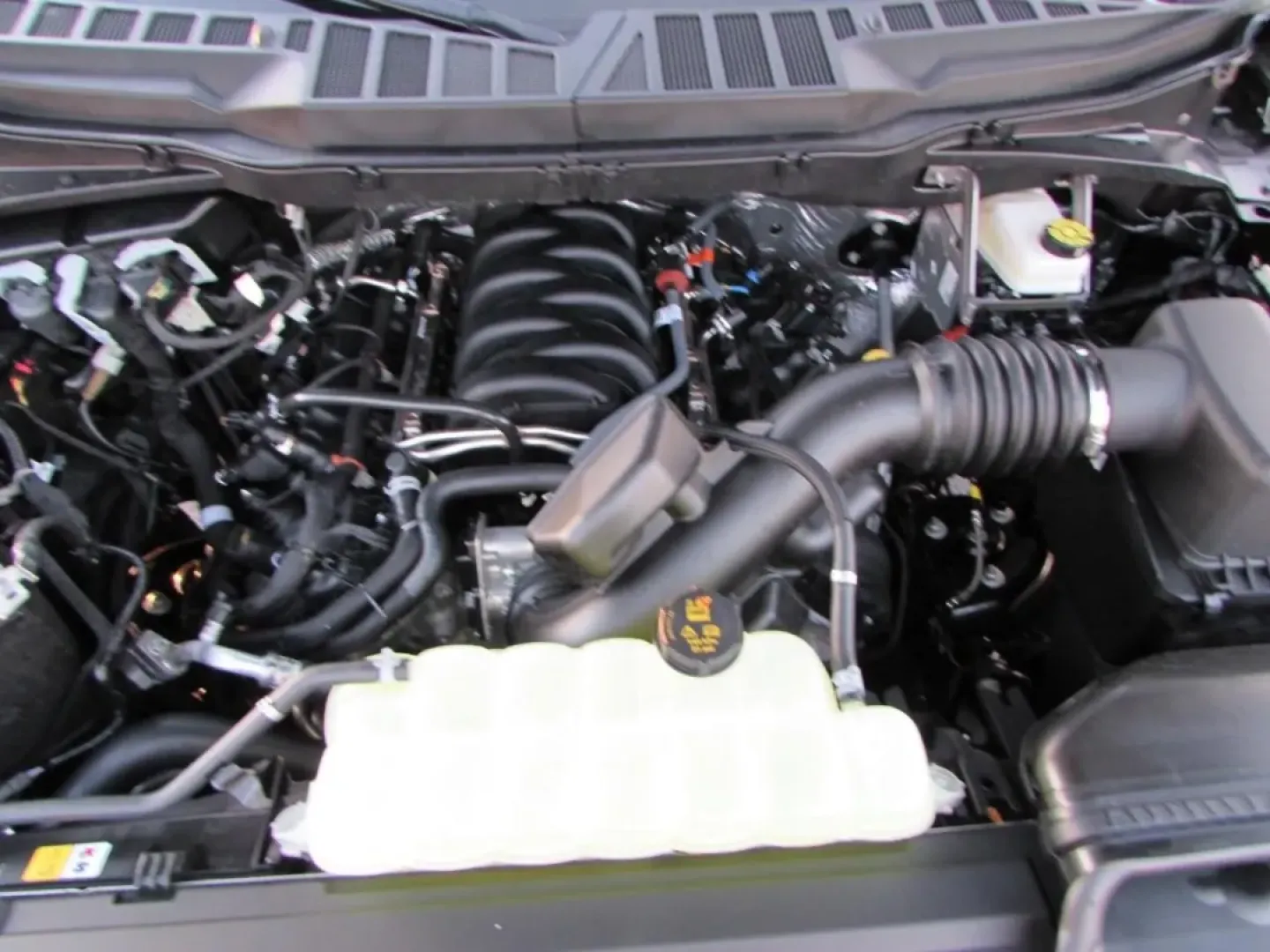 2025 /Black Ford F-150 XLT (1FTFW3L54SF) with an 5.0L engine, located at 12836 Highway 21, De Soto, MO, 63020, (636) 337-7777, 38.151867, -90.575615 - **Experience Unmatched Versatility with the 2025 Ford F-150 XLT at Pettus Ford De Soto**<br /> <br /> Are you ready to elevate your lifestyle and tackle any adventure that life throws your way? The 2025 Ford F-150 XLT, available at Pettus Ford De Soto, is your ticket to a world of possibilities. Whe - Photo#8