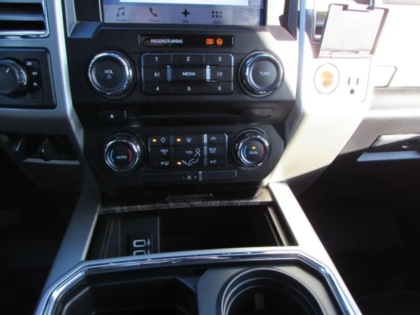 2017 /Black Ford F-250SD Lariat (1FT7X2B61HE) with an Other engine, located at 12836 Highway 21, De Soto, MO, 63020, (636) 337-7777, 38.151867, -90.575615 - Are you ready to elevate your driving experience with a vehicle that effortlessly combines power, comfort, and reliability? Look no further than the 2017 Ford Super Duty F-250 SRW, now available at Pettus Ford De Soto. This rugged truck is perfect for those who crave adventure, whether you're haulin - Photo#28