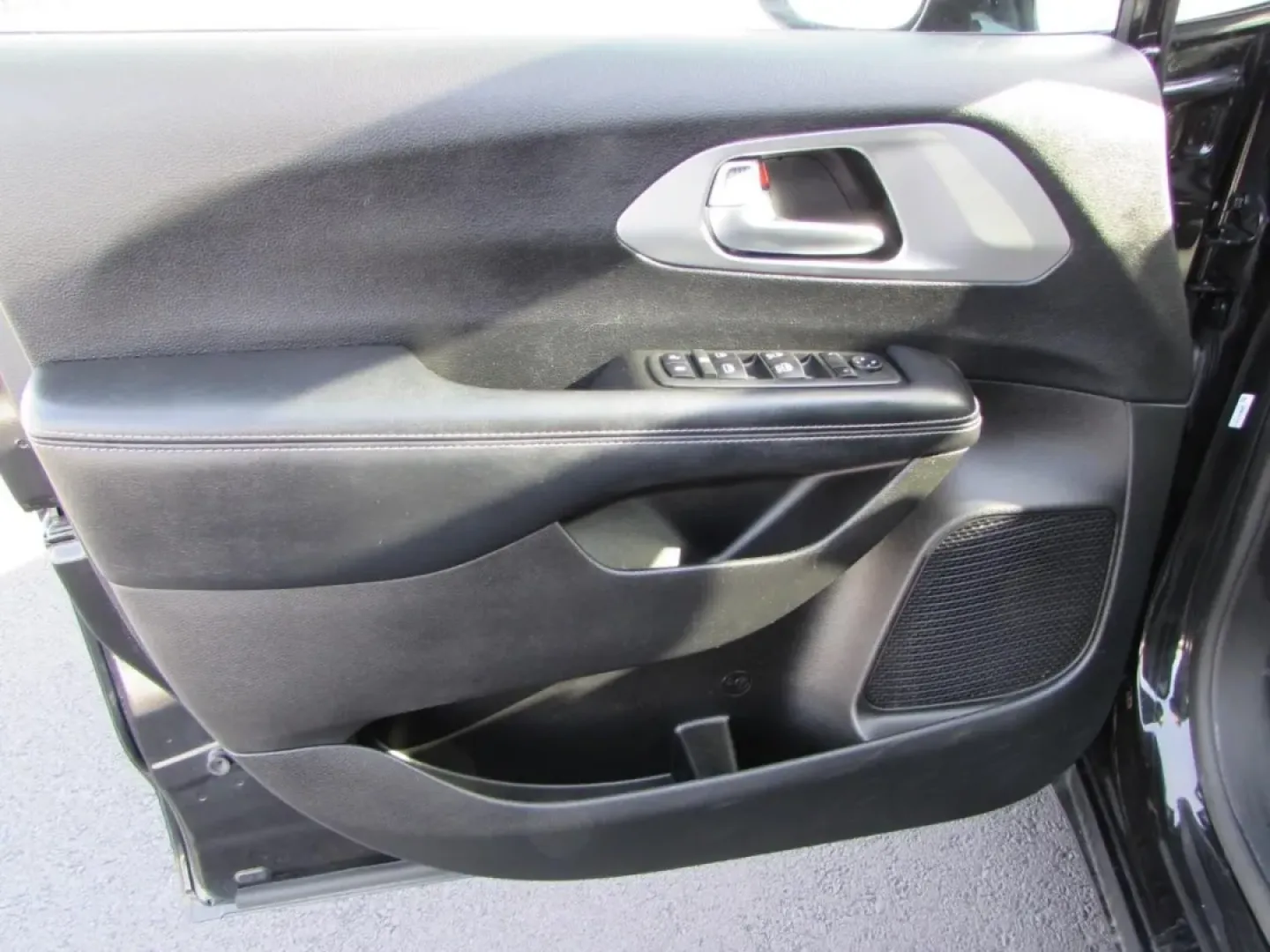 2019 /Black Chrysler Pacifica Touring Plus (2C4RC1FG4KR) with an Other engine, Automatic transmission, located at 12836 Highway 21, De Soto, MO, 63020, (636) 337-7777, 38.151867, -90.575615 - **Discover the Perfect Family Vehicle with the 2019 Chrysler Pacifica at Pettus Ford De Soto!**<br /> <br /> Are you in search of a vehicle that can seamlessly blend family life with everyday convenience? Look no further than the 2019 Chrysler Pacifica, available now at Pettus Ford De Soto, your tru - Photo#10