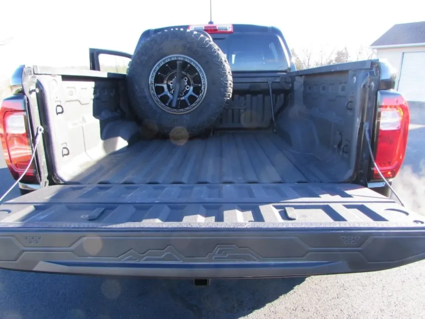 2024 /Obsidian Rush Leather GMC Canyon 4WD AT4X (1GTP6EEK1R1) with an TurboMax engine, Automatic transmission, located at 12830 Highway 21, De Soto, MO, 63020, (636) 337-7777, 38.153099, -90.573624 - **Adventure Awaits: Discover the 2024 GMC Canyon AT4X at Pettus CDJR DeSoto!**<br /> <br /> If you're looking for a vehicle that perfectly balances rugged capability and modern luxury, the 2024 GMC Canyon AT4X is the truck you've been dreaming of. Designed for both weekend adventures and daily commu - Photo#12