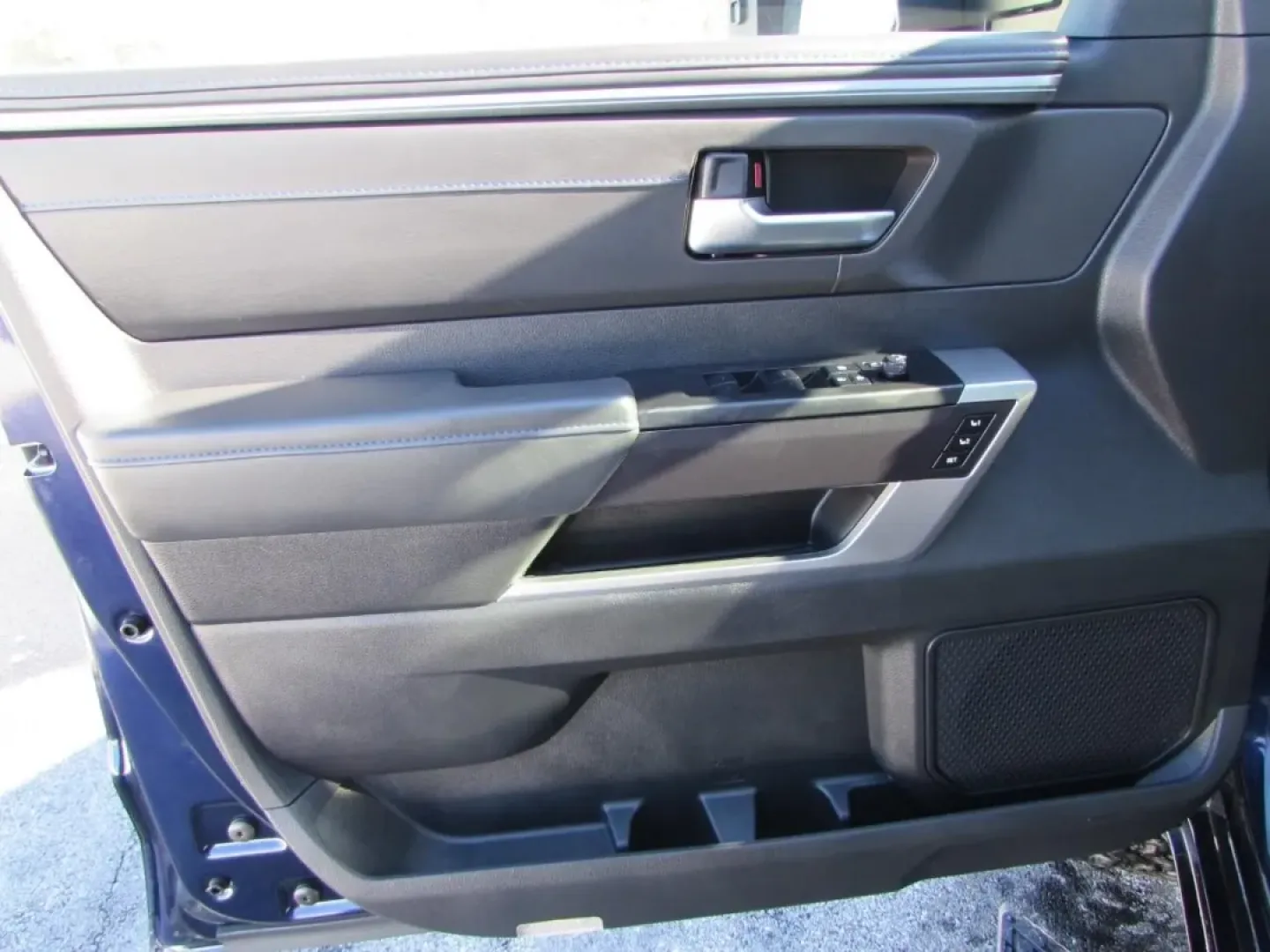 2022 /Black Toyota Tundra Platinum (5TFNA5DB0NX) with an 3.4L V6 DOHC 24V engine, Automatic transmission, located at 12830 Highway 21, De Soto, MO, 63020, (636) 337-7777, 38.153099, -90.573624 - **Unleash Adventure with the 2022 Toyota Tundra 4WD Platinum CrewMax at Pettus CDJR DeSoto!**<br /> <br /> Are you ready to elevate your driving experience? The 2022 Toyota Tundra 4WD Platinum CrewMax is the ultimate truck for those who crave adventure, whether it's tackling rough off-road trails, h - Photo#15