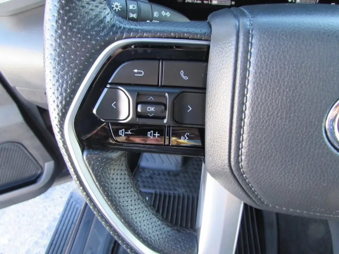 2022 /Black Toyota Tundra Platinum (5TFNA5DB0NX) with an 3.4L V6 DOHC 24V engine, Automatic transmission, located at 12830 Highway 21, De Soto, MO, 63020, (636) 337-7777, 38.153099, -90.573624 - **Unleash Adventure with the 2022 Toyota Tundra 4WD Platinum CrewMax at Pettus CDJR DeSoto!**<br /> <br /> Are you ready to elevate your driving experience? The 2022 Toyota Tundra 4WD Platinum CrewMax is the ultimate truck for those who crave adventure, whether it's tackling rough off-road trails, h - Photo#19