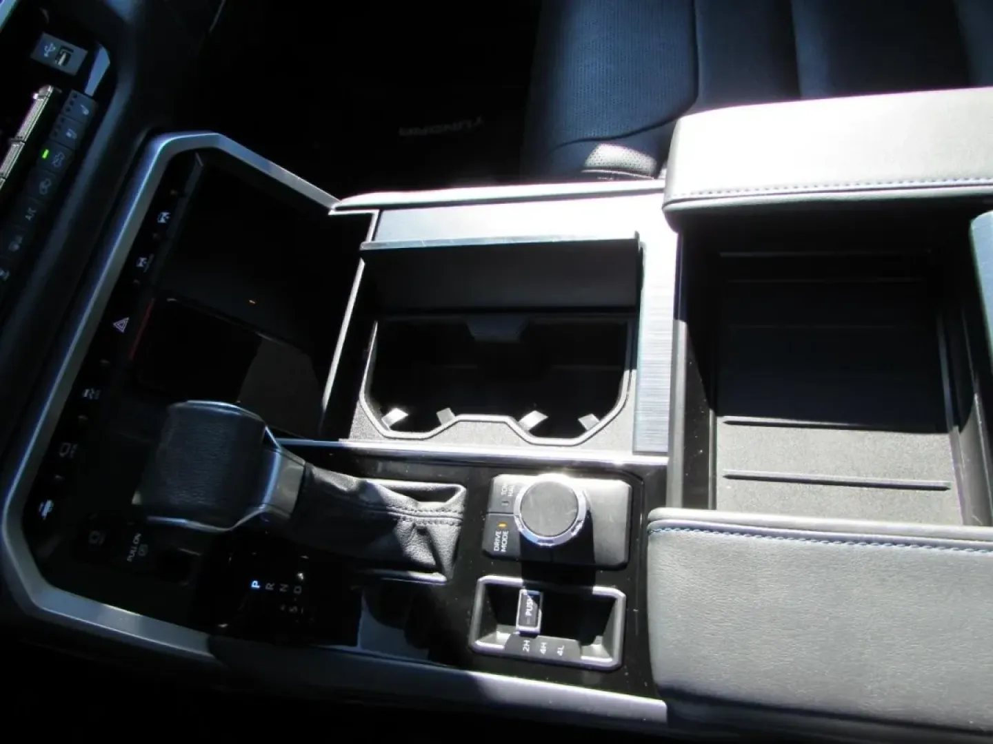 2022 /Black Toyota Tundra Platinum (5TFNA5DB0NX) with an 3.4L V6 DOHC 24V engine, Automatic transmission, located at 12830 Highway 21, De Soto, MO, 63020, (636) 337-7777, 38.153099, -90.573624 - **Unleash Adventure with the 2022 Toyota Tundra 4WD Platinum CrewMax at Pettus CDJR DeSoto!**<br /> <br /> Are you ready to elevate your driving experience? The 2022 Toyota Tundra 4WD Platinum CrewMax is the ultimate truck for those who crave adventure, whether it's tackling rough off-road trails, h - Photo#25